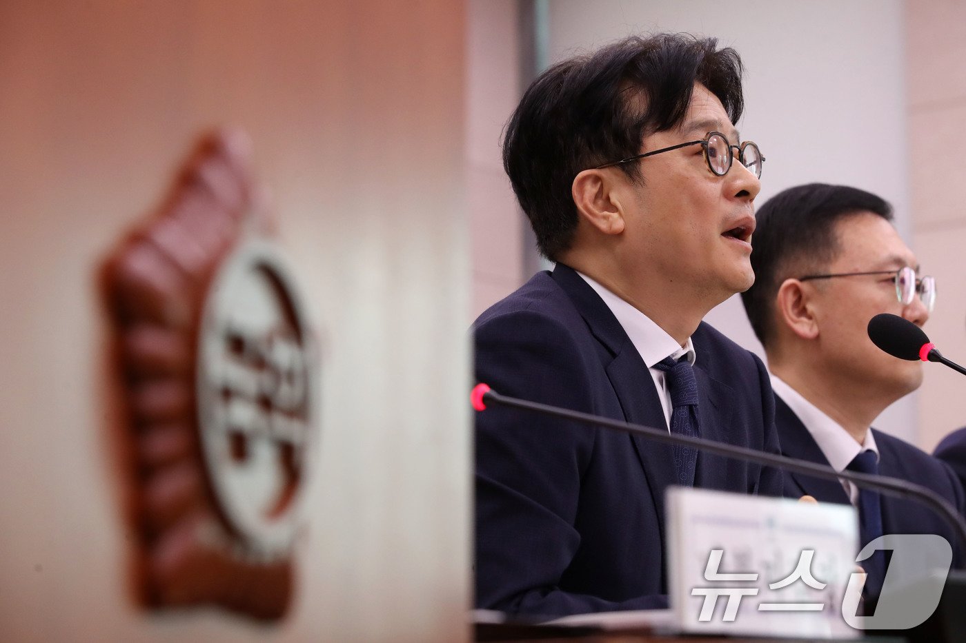 본문 이미지 - 이창수 서울중앙지방검찰청장이 18일 오전 서울 여의도 국회에서 열린 법제사법위원회의 서울중앙지방검찰청, 서울고등검찰청 등에 대한 국정감사에서 자료 제출과 관련한 정청래 위원장의 질의에 답하고 있다. 2024.10.18/뉴스1 ⓒ News1 이광호 기자