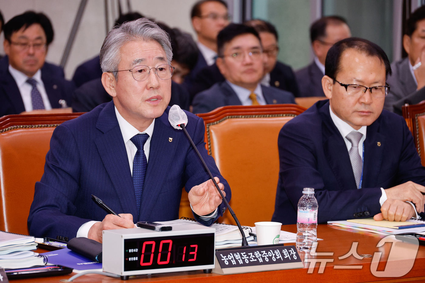 (서울=뉴스1) 안은나 기자 = 강호동 농협중앙회장이 18일 오전 서울 여의도 국회 농림축산식품해양수산위원회에서 열린 농업협동조합중앙회·농협경제지주·농협금융지주 국정감사에서 의원 …