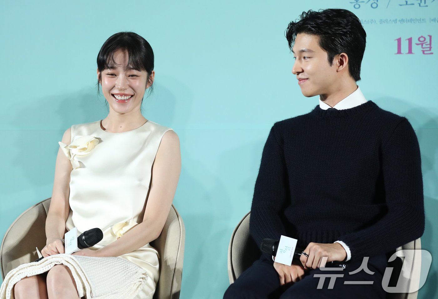 본문 이미지 - 배우 노윤서와 홍경(오른쪽)이 18일 서울 성동구 메가박스 성수에서 열린 영화 '청설'(감독 조선호) 제작보고회에서 인사말을 하고 있다. '청설'은 사랑을 향해 직진하는 ‘용준’(홍경 분)과 진심을 알아가는 ‘여름’(노윤서 분), 두 사람을 응원하는 동생 ‘가을’(김민주 분)의 청량하고 설레는 순간들을 담은 이야기다. 2024.10.18/뉴스1 ⓒ News1 권현진 기자