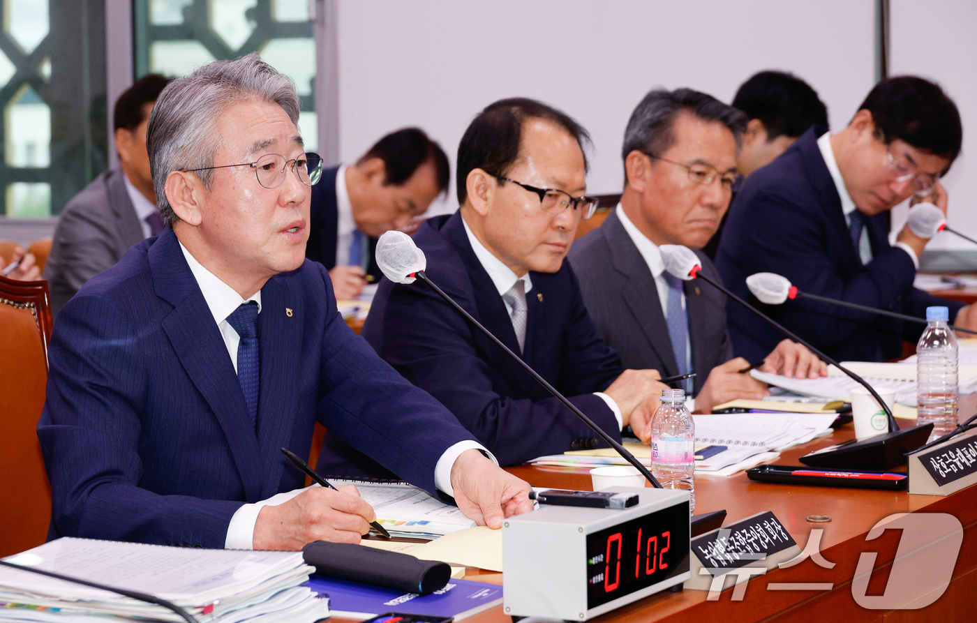 (서울=뉴스1) 안은나 기자 = 강호동 농협중앙회장이 18일 오전 서울 여의도 국회 농림축산식품해양수산위원회에서 열린 농업협동조합중앙회·농협경제지주·농협금융지주 국정감사에서 의원 …