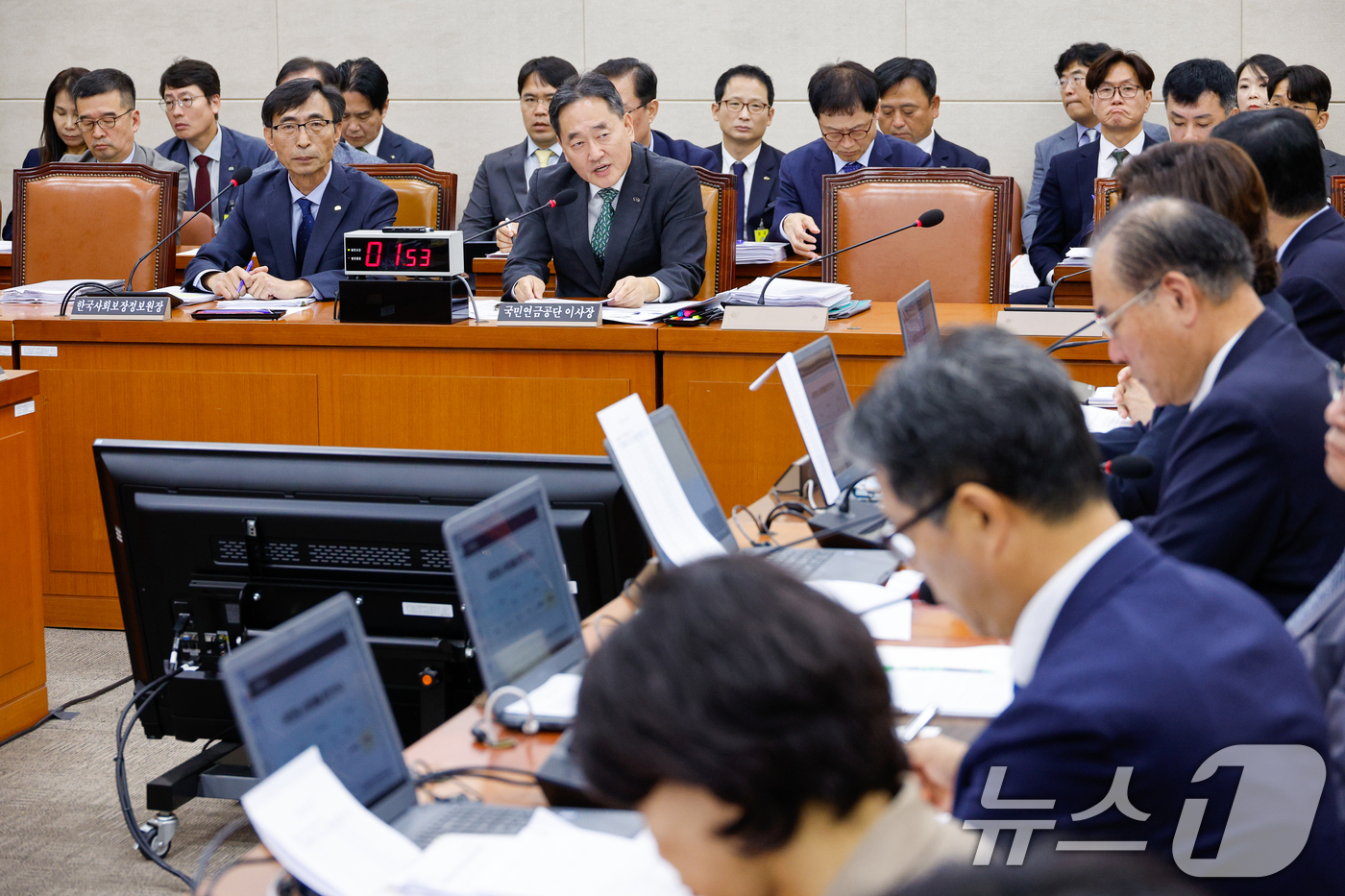 (서울=뉴스1) 안은나 기자 = 김태현 국민연금공단 이사장이 18일 오전 서울 여의도 국회 보건복지위원회에서 열린 국민연금공단·한국사회보장정보원 국정감사에서 의원 질의에 답하고 있 …