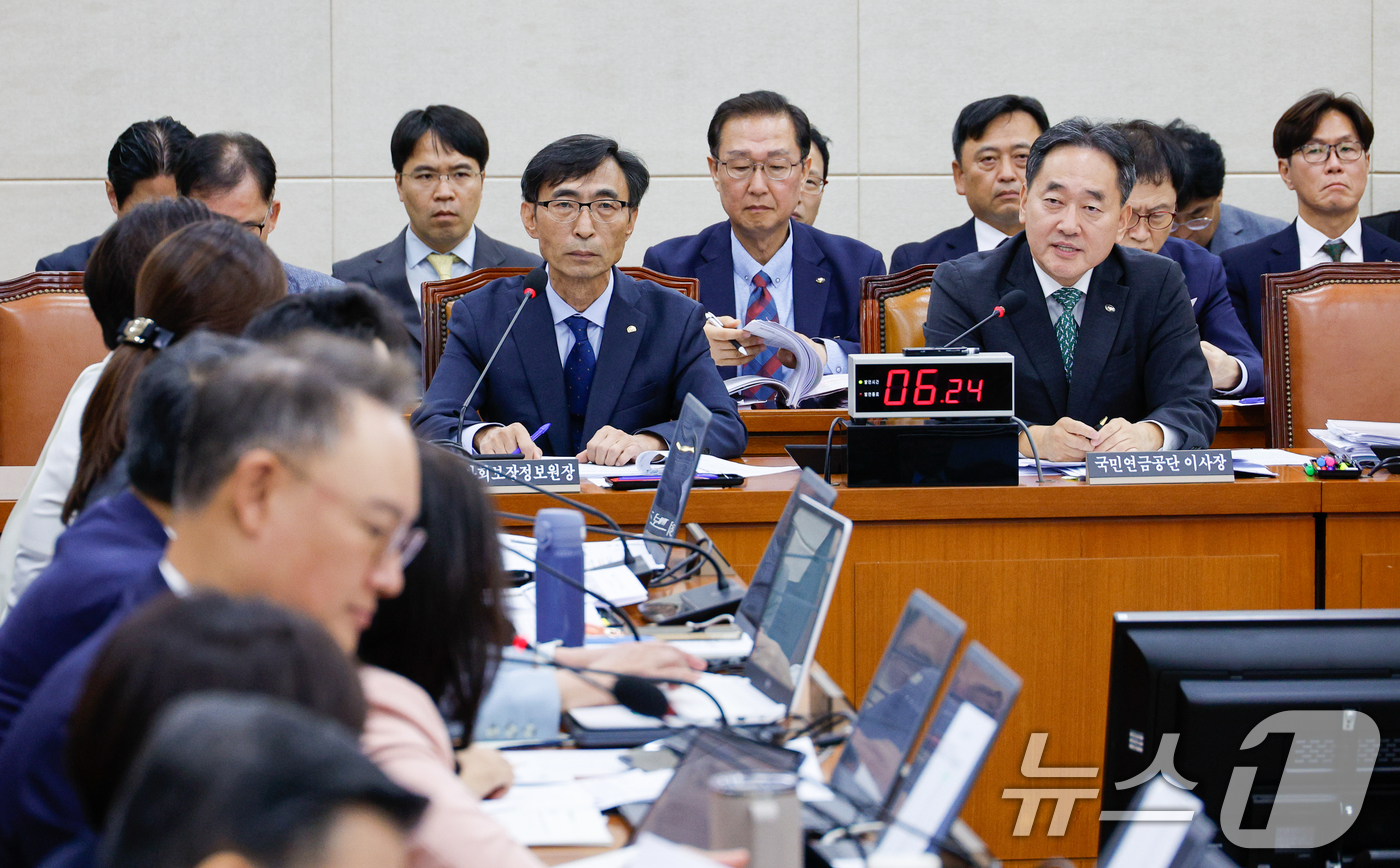 (서울=뉴스1) 안은나 기자 = 김태현 국민연금공단 이사장이 18일 오전 서울 여의도 국회 보건복지위원회에서 열린 국민연금공단·한국사회보장정보원 국정감사에서 의원 질의에 답하고 있 …