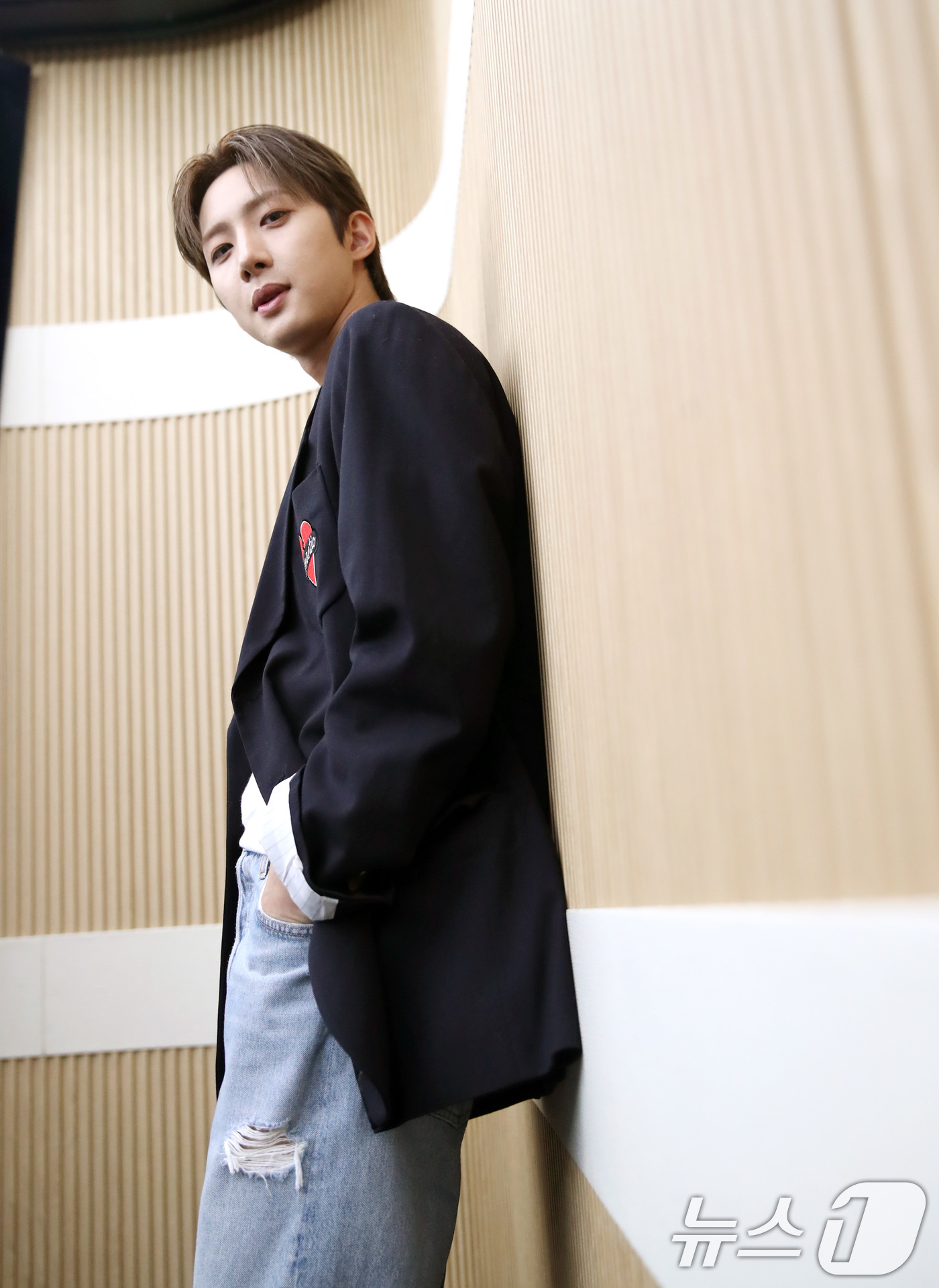 (서울=뉴스1) 임세영 기자 = 아이돌 그룹 펜타곤 후이가 서울 종로구 뉴스1 본사에서 인터뷰에 앞서 포즈를 취하고 있다. 2024.10.20/뉴스1