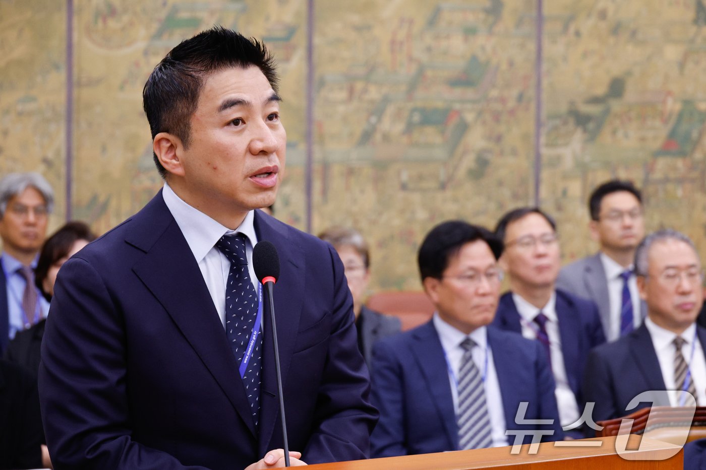 본문 이미지 - 대통령실 선임행정관을 지낸 정용석 국립박물관문화재단 사장이 18일 오전 서울 여의도 국회 문화체육관광위원회에서 열린 국립중앙박물관·국립중앙도서관·국립민속박물관·대한민국역사박물관 등 국정감사에 출석해 의원 질의에 답하고 있다. 2024.10.18/뉴스1 ⓒ News1 안은나 기자