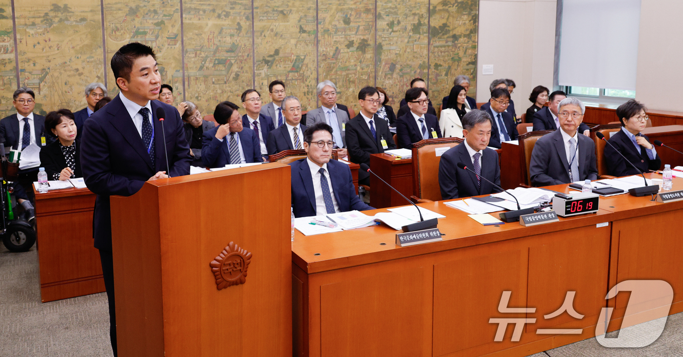 (서울=뉴스1) 안은나 기자 = 대통령실 선임행정관을 지낸 정용석 국립박물관문화재단 사장이 18일 오전 서울 여의도 국회 문화체육관광위원회에서 열린 국립중앙박물관·국립중앙도서관·국 …