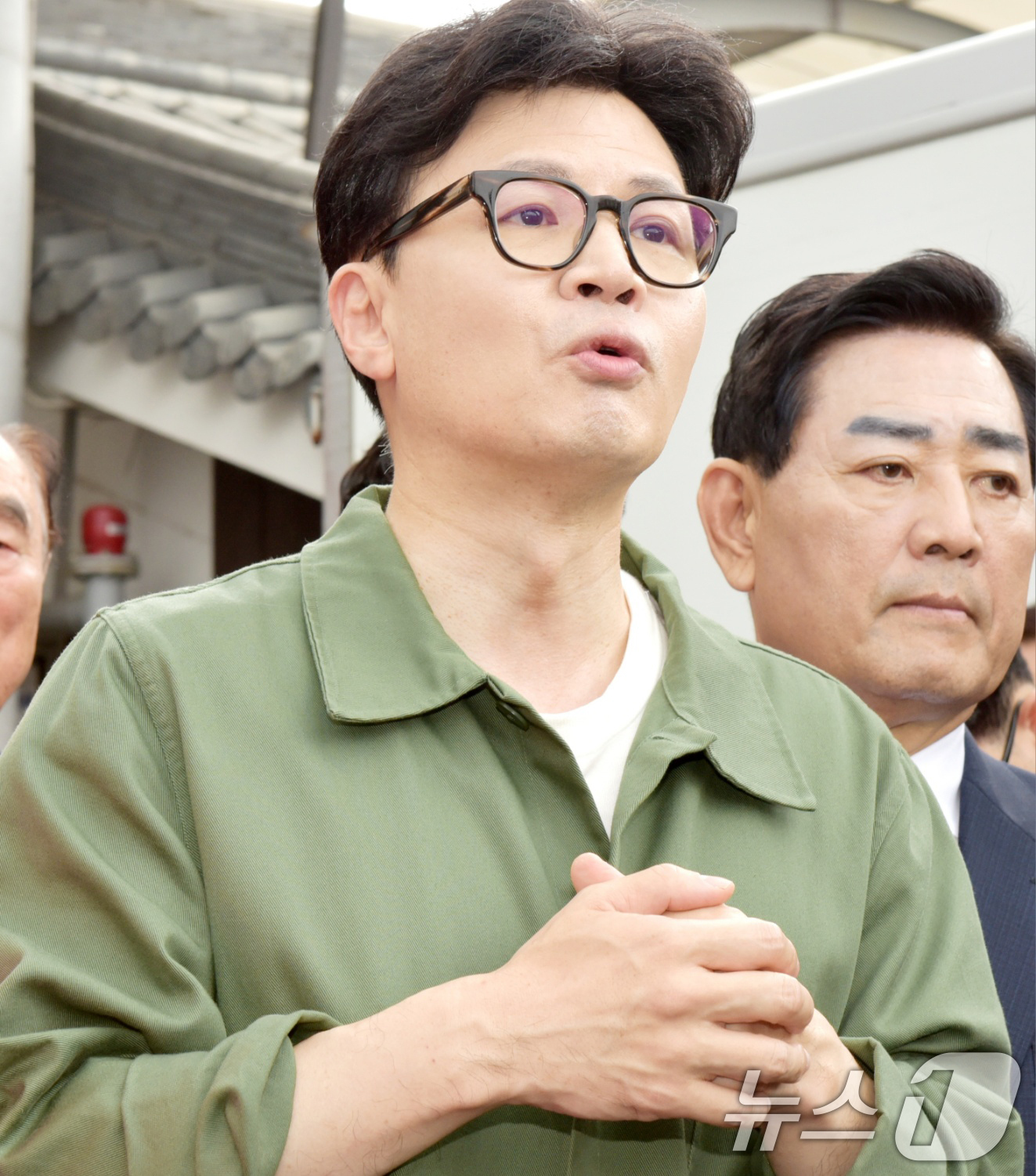 (곡성=뉴스1) 김동수 기자 = 한동훈 국민의힘 대표가 18일 오전 전남 곡성군 기차마을 전통시장을 찾아 10·16 재보궐 선거 낙선 인사를 하고 있다.2024.10.18/뉴스1