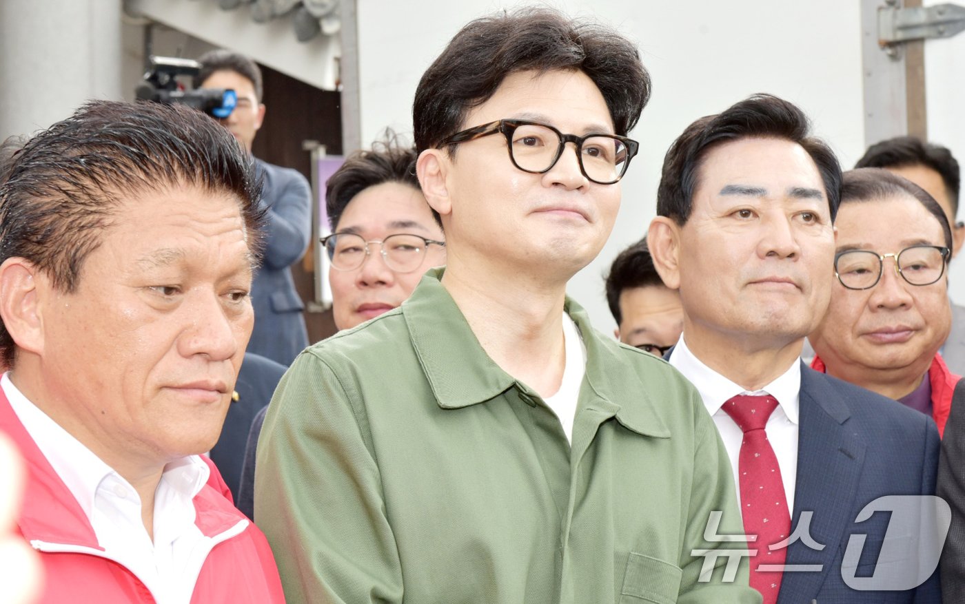 본문 이미지 - 한동훈 국민의힘 대표가 18일 오전 전남 곡성군 기차마을 전통시장을 찾아 10·16 재보궐 선거 낙선 인사를 하고 있다.2024.10.18/뉴스1 ⓒ News1 김동수 기자