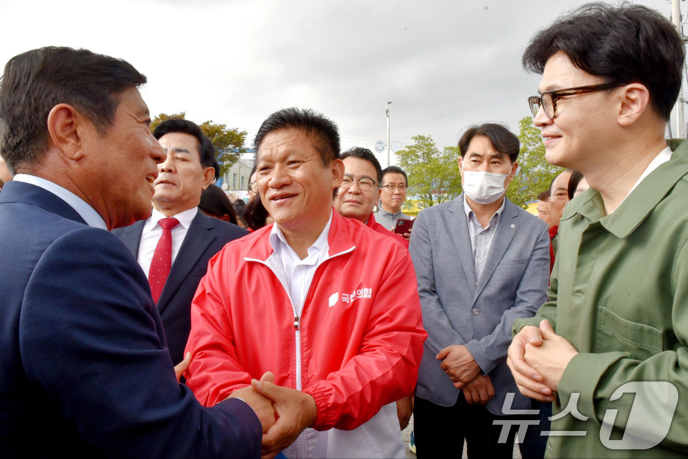 (곡성=뉴스1) 김동수 기자 = 한동훈 국민의힘 대표가 18일 오전 전남 곡성군 기차마을 전통시장에서 조상래 더불어민주당 곡성군수를 만나 대화를 나누고 있다. 한 대표는 이날 10 …