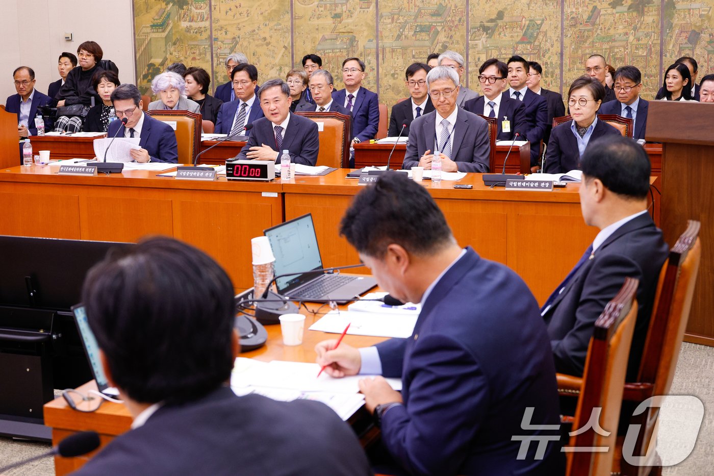 본문 이미지 - 김재홍 국립중앙박물관장이 18일 오전 서울 여의도 국회 문화체육관광위원회에서 열린 국립중앙박물관·국립중앙도서관·국립민속박물관·대한민국역사박물관 등 국정감사에서 의원 질의에 답하고 있다. 2024.10.18/뉴스1 ⓒ News1 안은나 기자