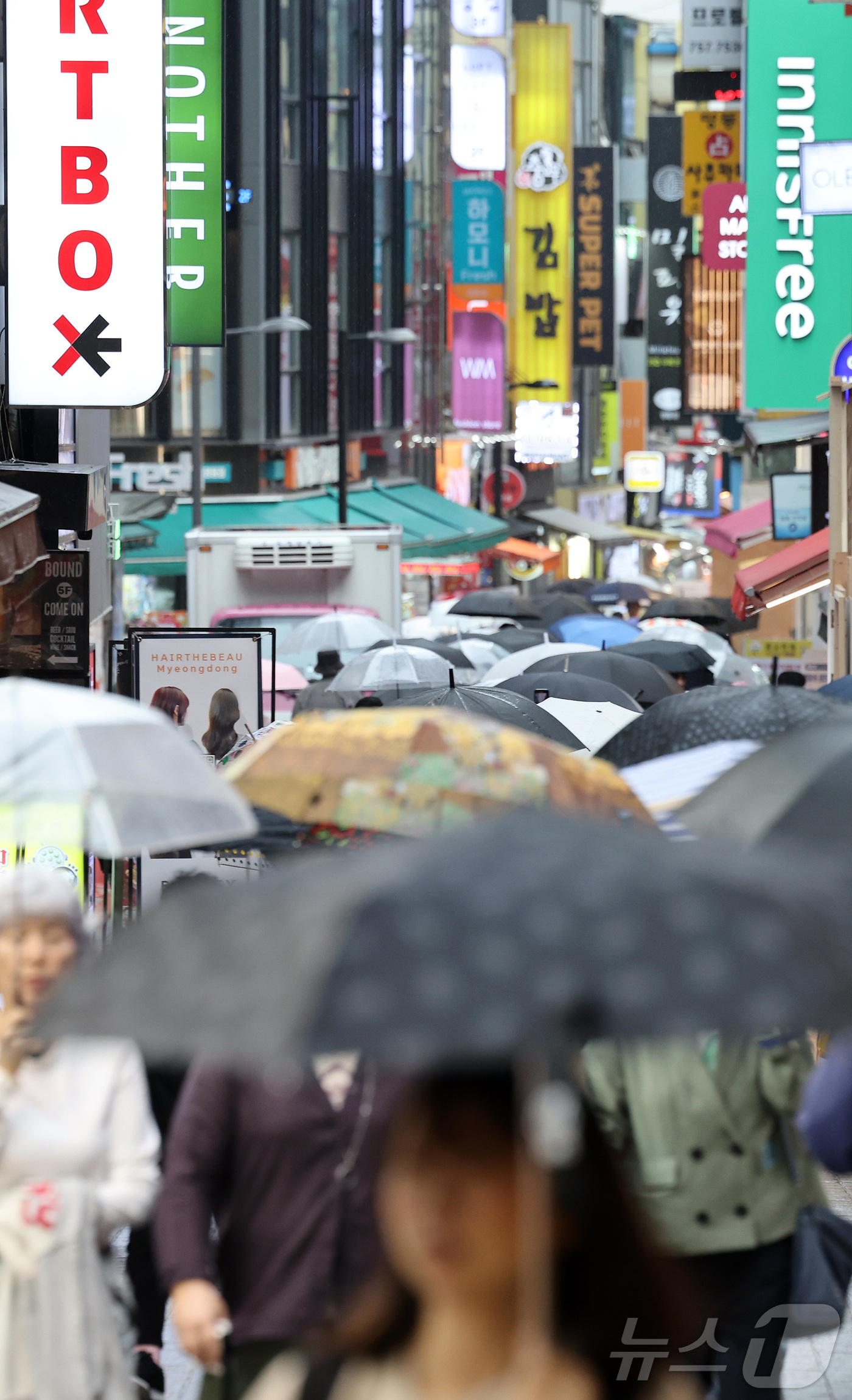 (서울=뉴스1) 이동해 기자 = 명동 상가 공실률이 한 자릿수로 떨어진 18일 서울 중구 명동 거리에서 관광객들이 분주히 움직이고 있다.명동은 코로나 팬데믹 시기 서울 6대 상권 …