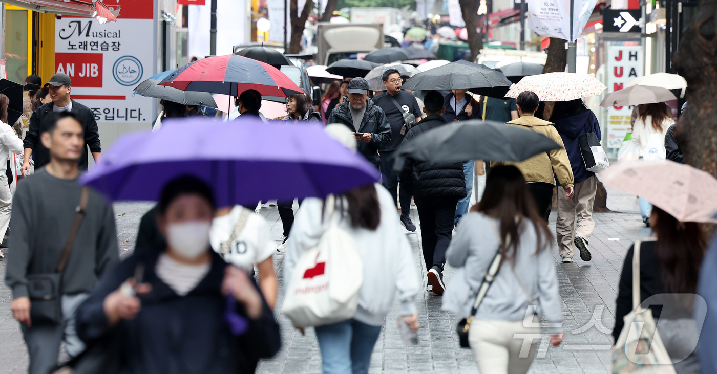 (서울=뉴스1) 이동해 기자 = 명동 상가 공실률이 한 자릿수로 떨어진 18일 서울 중구 명동 거리에서 관광객들이 분주히 움직이고 있다.명동은 코로나 팬데믹 시기 서울 6대 상권 …