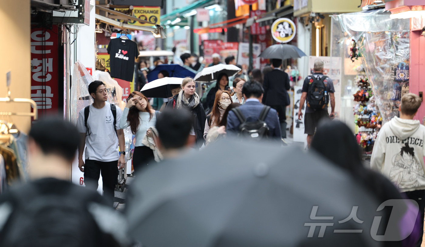 (서울=뉴스1) 이동해 기자 = 명동 상가 공실률이 한 자릿수로 떨어진 18일 서울 중구 명동 거리에서 관광객들이 분주히 움직이고 있다.명동은 코로나 팬데믹 시기 서울 6대 상권 …