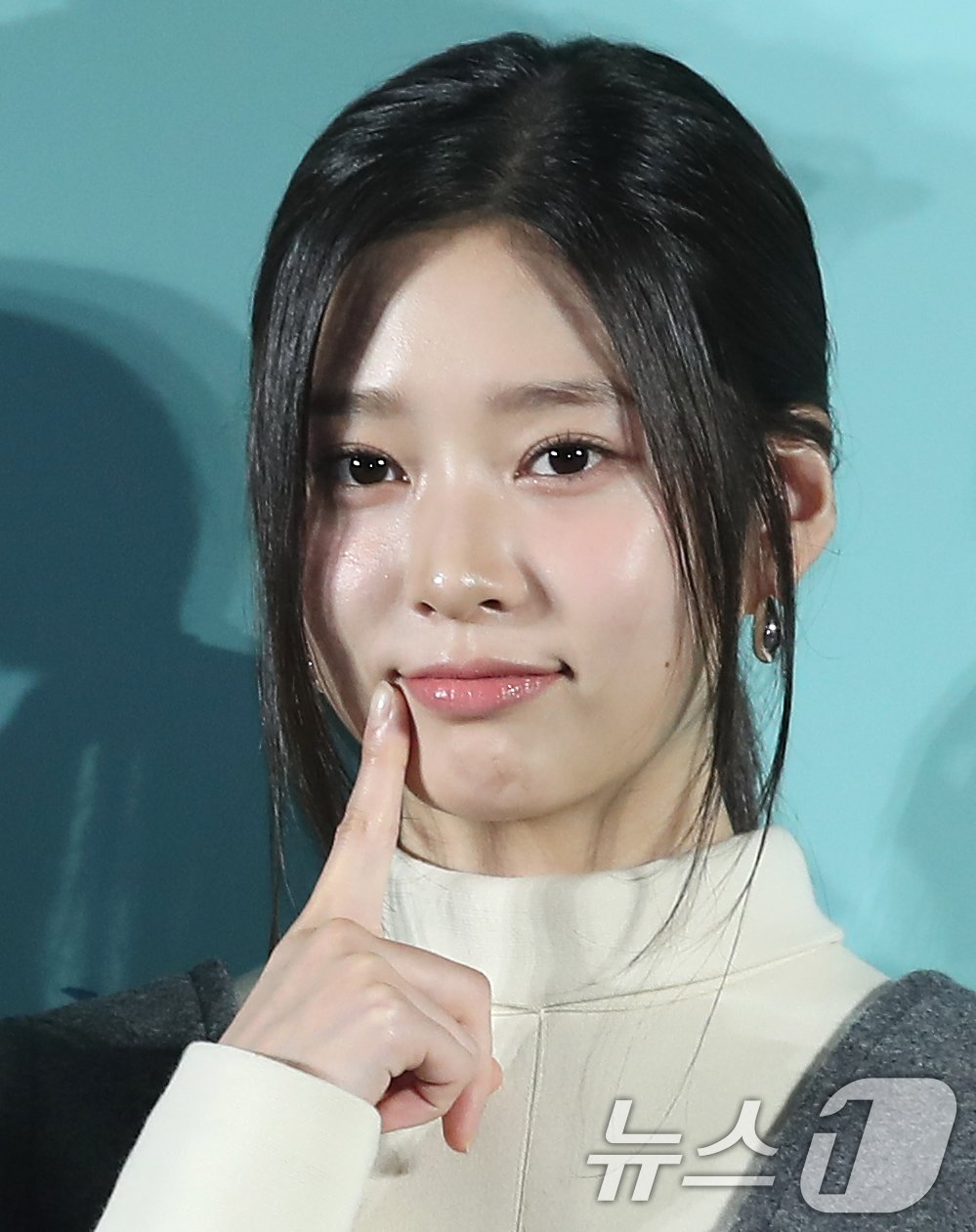 본문 이미지 - 배우 김민주가 18일 서울 성동구 메가박스 성수에서 열린 영화 '청설'(감독 조선호) 제작보고회에서 포즈를 취하고 있다. '청설'은 사랑을 향해 직진하는 ‘용준’(홍경 분)과 진심을 알아가는 ‘여름’(노윤서 분), 두 사람을 응원하는 동생 ‘가을’(김민주 분)의 청량하고 설레는 순간들을 담은 이야기다. 2024.10.18/뉴스1 ⓒ News1 권현진 기자