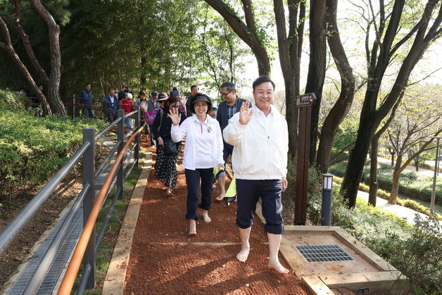 의왕시 백운호수공원 맨발걷기길 개장