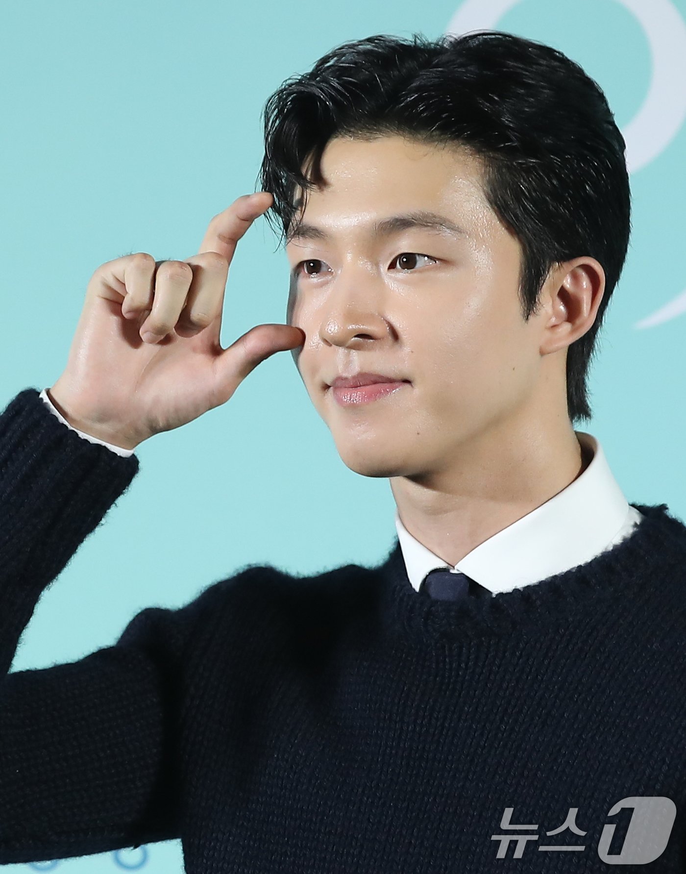 본문 이미지 - 배우 홍경이 18일 서울 성동구 메가박스 성수에서 열린 영화 '청설'(감독 조선호) 제작보고회에서 포즈를 취하고 있다. '청설'은 사랑을 향해 직진하는 ‘용준’(홍경 분)과 진심을 알아가는 ‘여름’(노윤서 분), 두 사람을 응원하는 동생 ‘가을’(김민주 분)의 청량하고 설레는 순간들을 담은 이야기다. 2024.10.18/뉴스1 ⓒ News1 권현진 기자