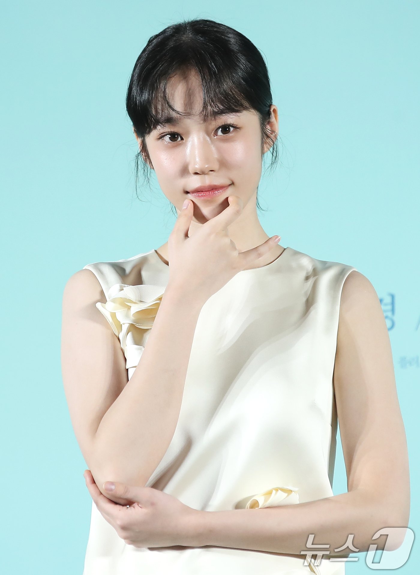 본문 이미지 - 배우 노윤서가 18일 서울 성동구 메가박스 성수에서 열린 영화 '청설'(감독 조선호) 제작보고회에서 포즈를 취하고 있다. '청설'은 사랑을 향해 직진하는 ‘용준’(홍경 분)과 진심을 알아가는 ‘여름’(노윤서 분), 두 사람을 응원하는 동생 ‘가을’(김민주 분)의 청량하고 설레는 순간들을 담은 이야기다. 2024.10.18/뉴스1 ⓒ News1 권현진 기자