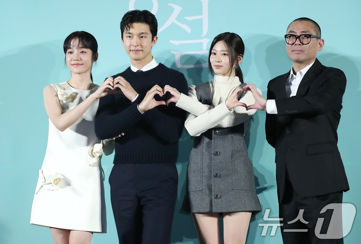 본문 이미지 - 배우 노윤서(왼족부터)와 홍경, 김민주, 조선호 감독이 18일 서울 성동구 메가박스 성수에서 열린 영화 '청설' 제작보고회에서 포즈를 취하고 있다. '청설'은 사랑을 향해 직진하는 ‘용준’(홍경 분)과 진심을 알아가는 ‘여름’(노윤서 분), 두 사람을 응원하는 동생 ‘가을’(김민주 분)의 청량하고 설레는 순간들을 담은 이야기다. 2024.10.18/뉴스1 ⓒ News1 권현진 기자