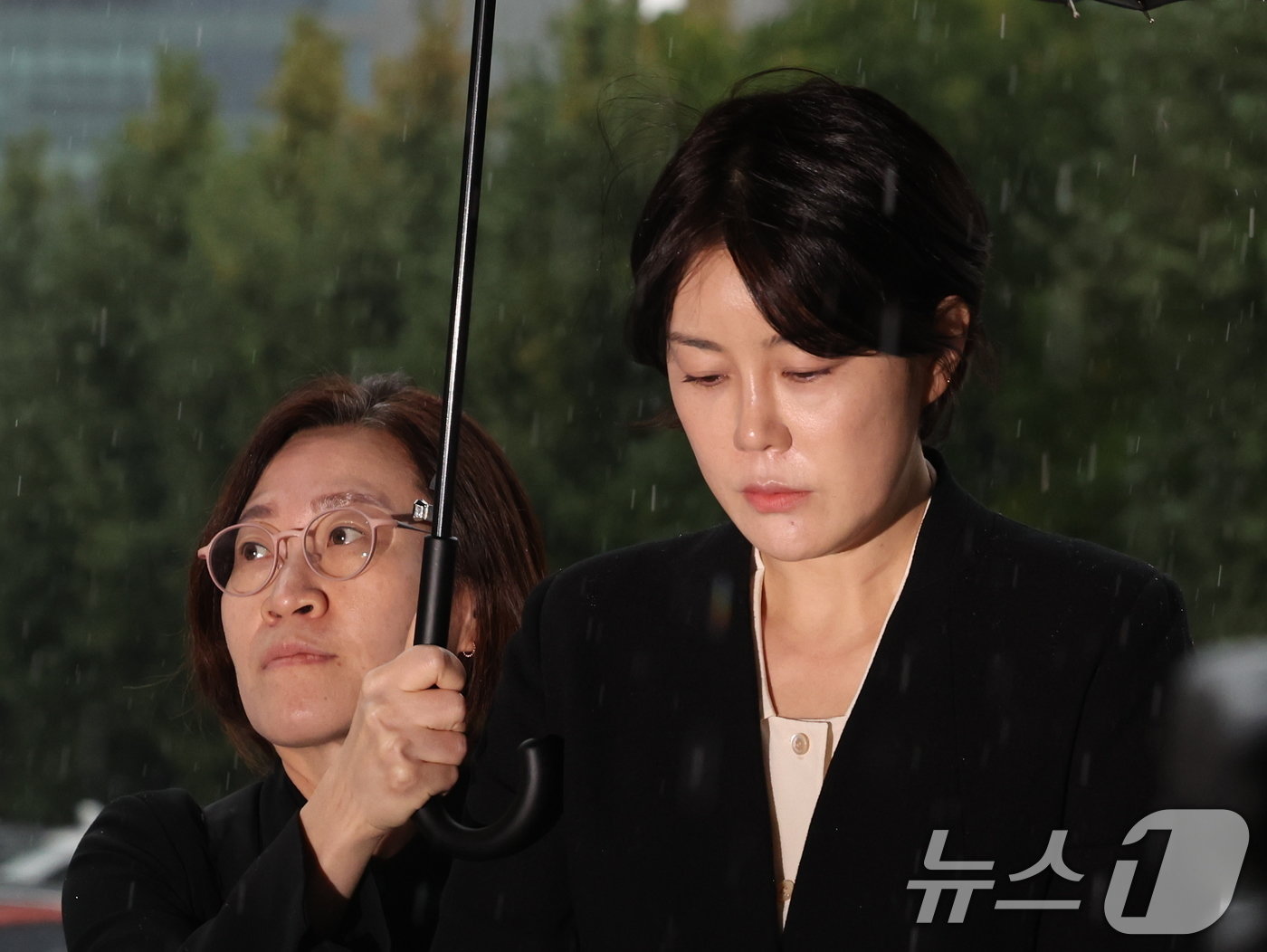 본문 이미지 - &#39;음주운전 혐의&#39;를 받는 문재인 전 대통령의 딸 문다혜 씨가 18일 오후 서울 용산구 용산경찰서에 피의자 신분으로 출석하고 있다. 2024.10.18/뉴스1 ⓒ News1 황기선 기자