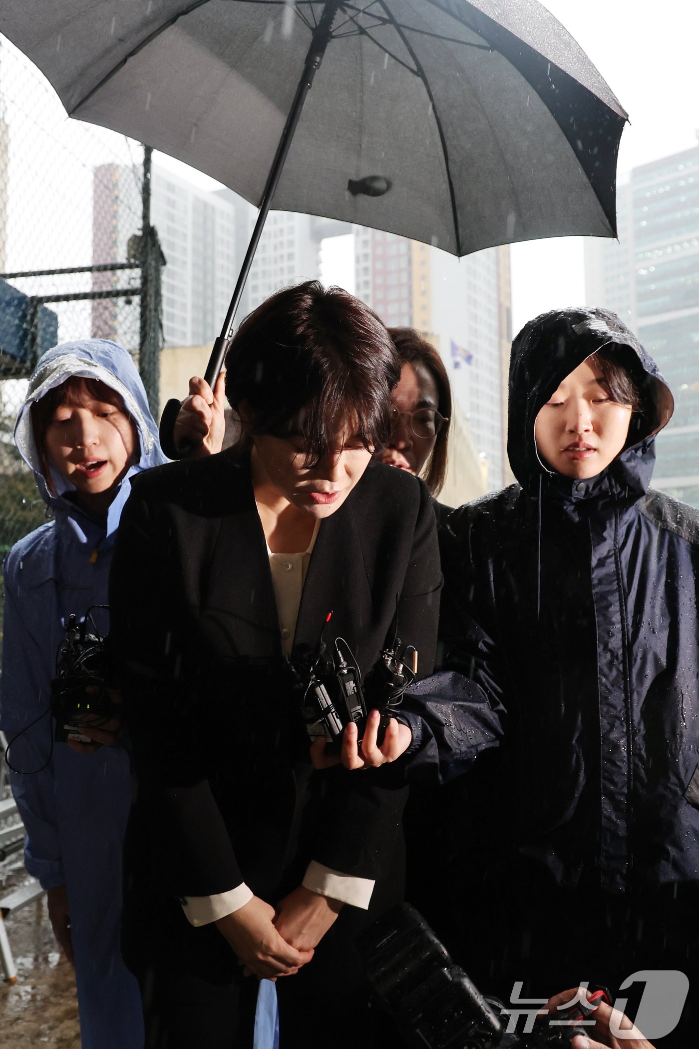 본문 이미지 - &#39;음주운전 혐의&#39;를 받는 문재인 전 대통령의 딸 문다혜 씨가 18일 오후 서울 용산구 용산경찰서에 피의자 신분으로 출석하고 있다. 2024.10.18/뉴스1 ⓒ News1 황기선 기자