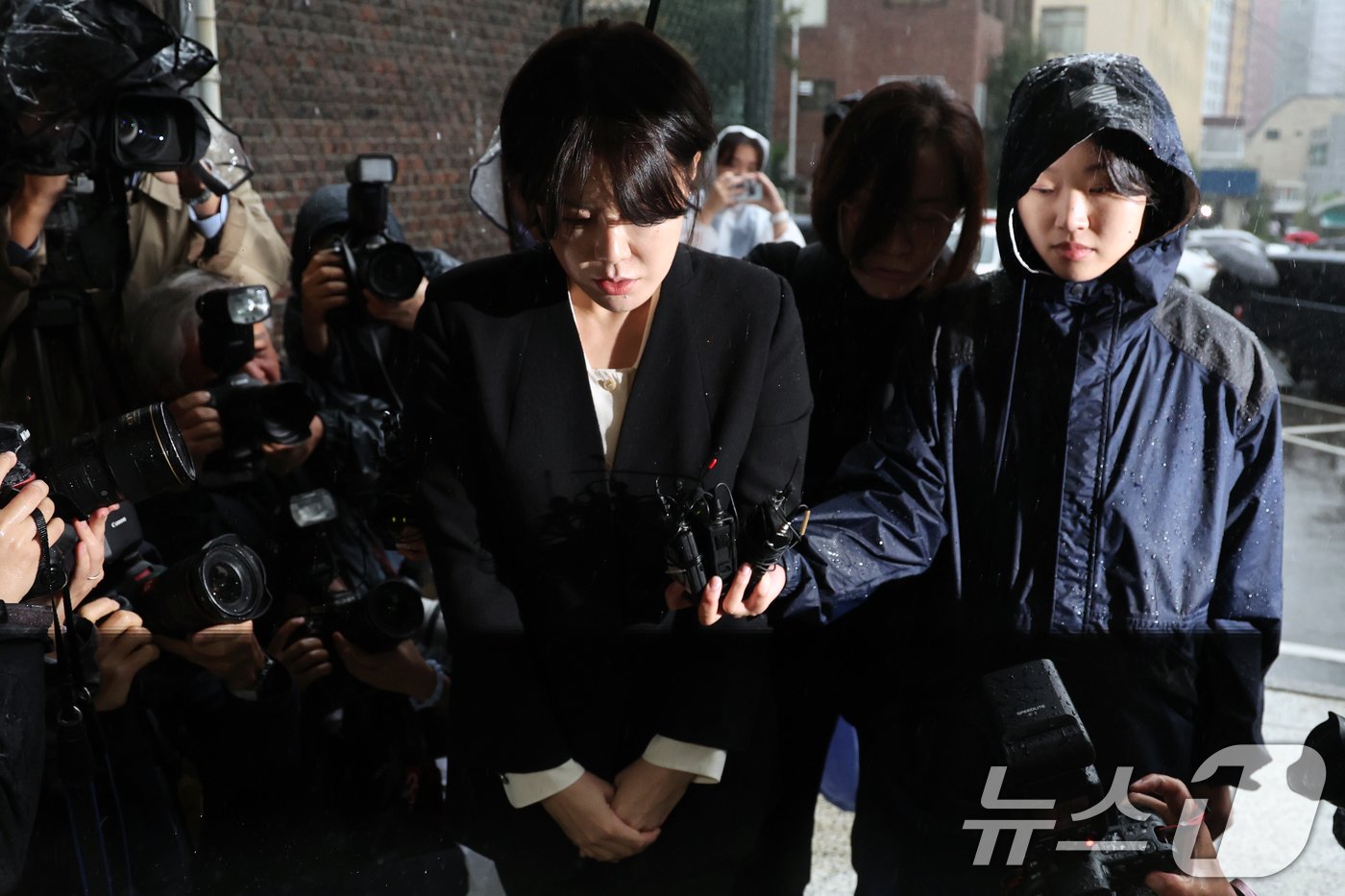 본문 이미지 - &#39;음주운전 혐의&#39;를 받는 문재인 전 대통령의 딸 문다혜 씨가 18일 오후 서울 용산구 용산경찰서에 피의자 신분으로 출석하고 있다. 2024.10.18/뉴스1 ⓒ News1 황기선 기자