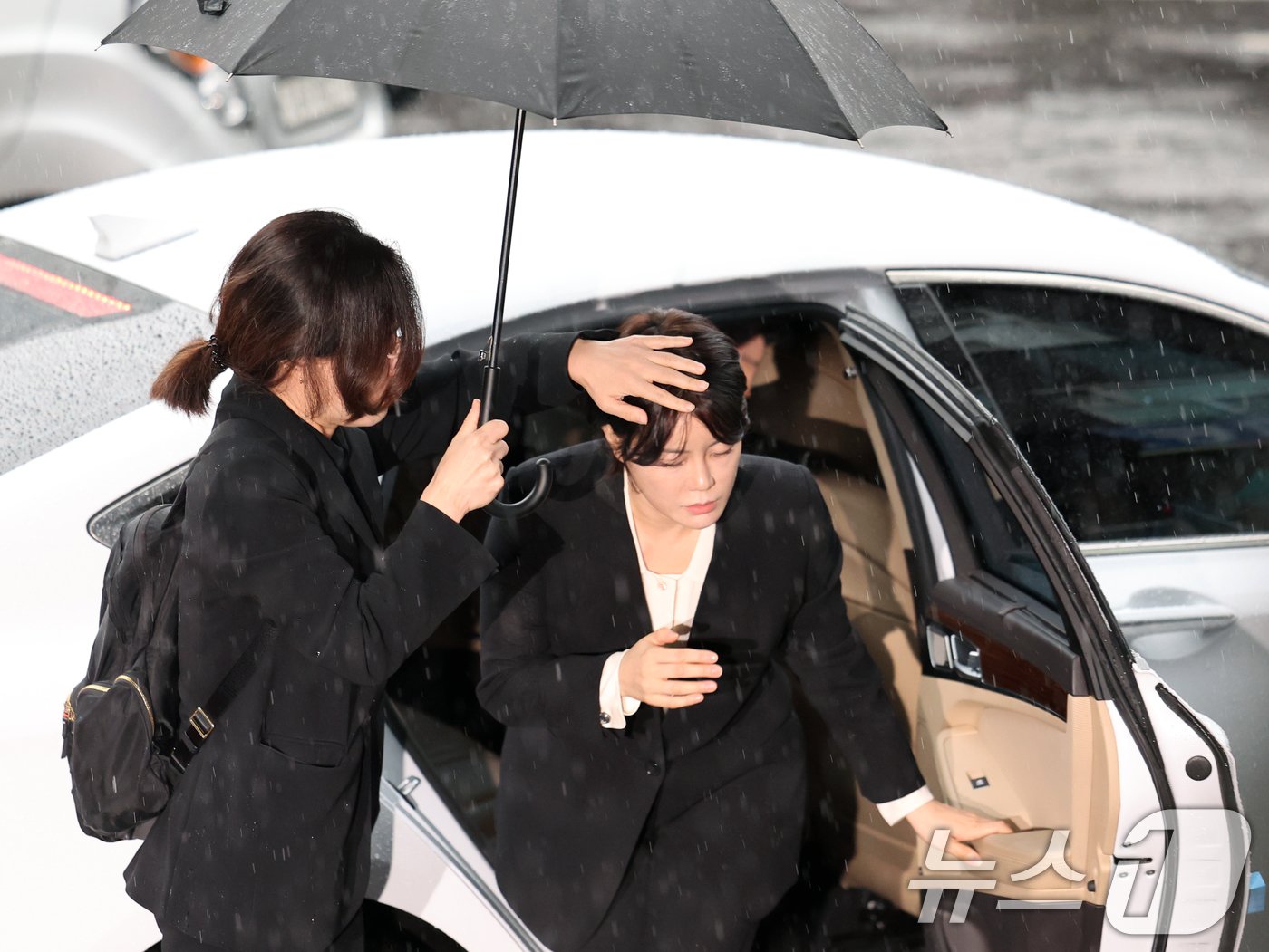 본문 이미지 - &#39;음주운전 혐의&#39;를 받는 문재인 전 대통령의 딸 문다혜 씨가 18일 오후 서울 용산구 용산경찰서에 피의자 신분으로 출석하고 있다. 2024.10.18/뉴스1 ⓒ News1 황기선 기자