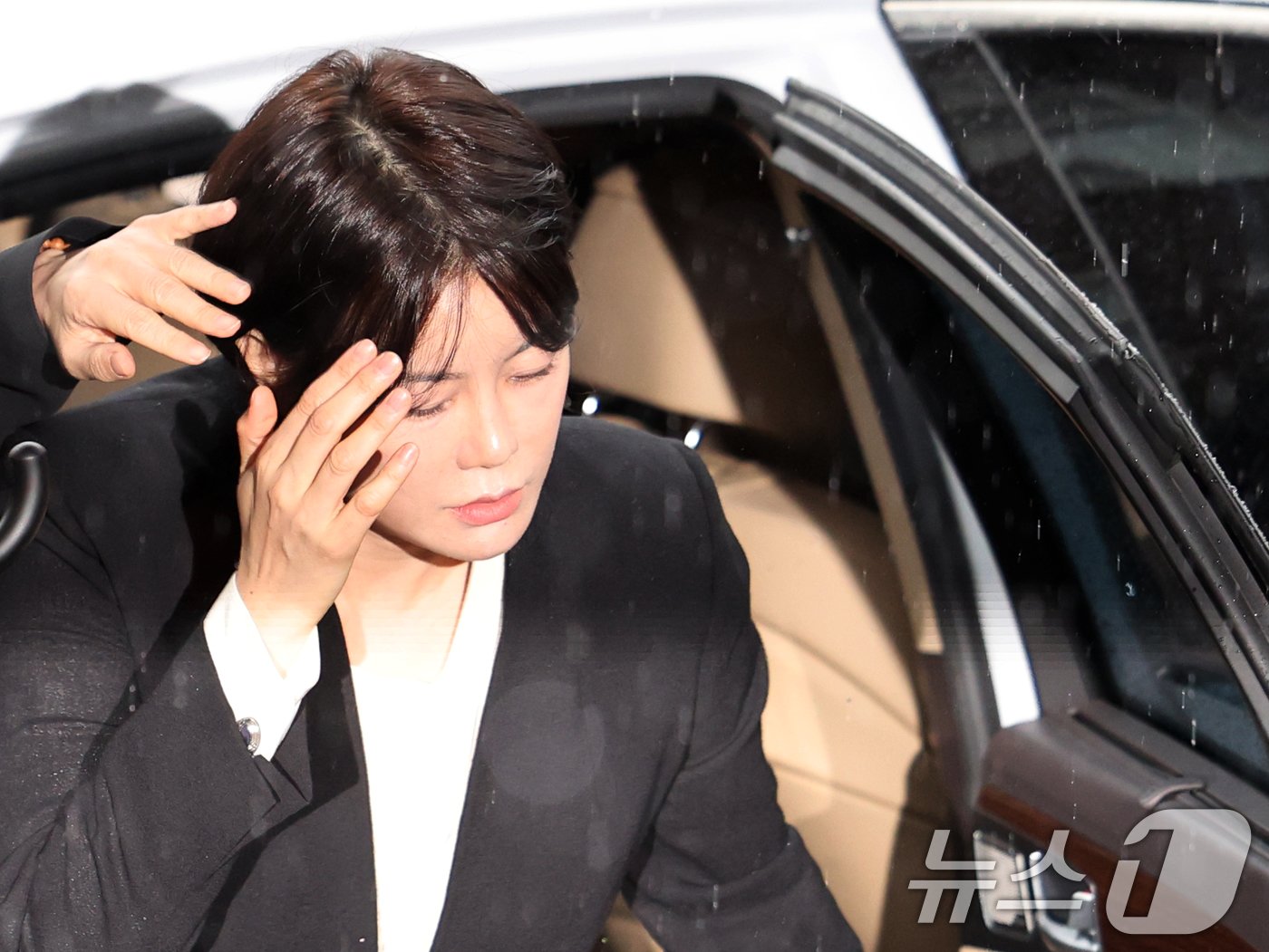 본문 이미지 - &#39;음주운전 혐의&#39;를 받는 문재인 전 대통령의 딸 문다혜 씨가 18일 오후 서울 용산구 용산경찰서에 피의자 신분으로 출석하고 있다. 2024.10.18/뉴스1 ⓒ News1 황기선 기자