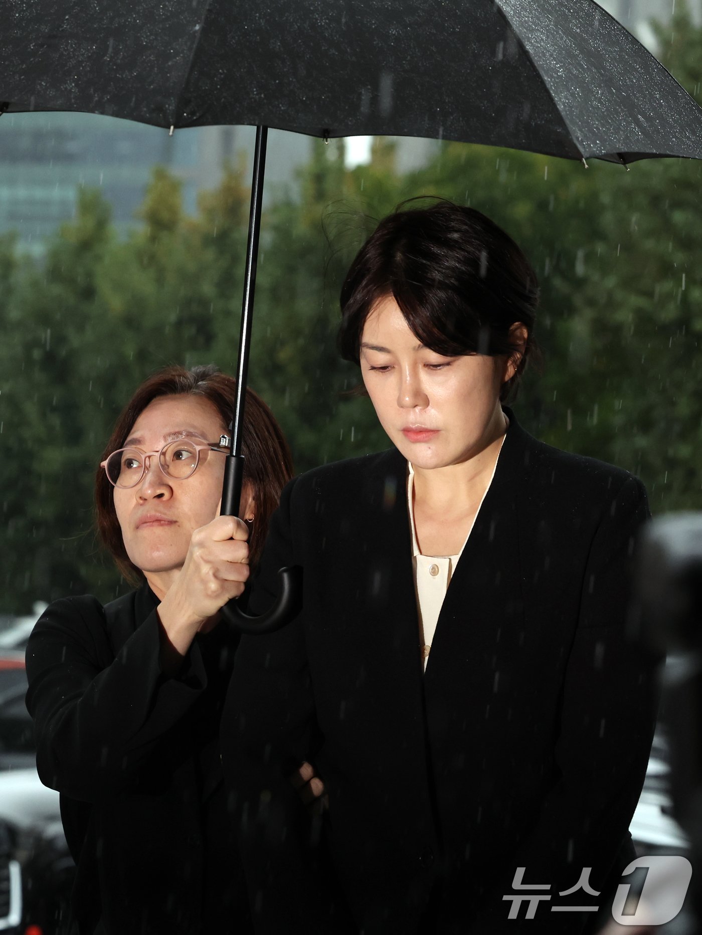 본문 이미지 - &#39;음주운전 혐의&#39;를 받는 문재인 전 대통령의 딸 문다혜 씨가 18일 오후 서울 용산구 용산경찰서에 피의자 신분으로 출석하고 있다. 2024.10.18/뉴스1 ⓒ News1 황기선 기자