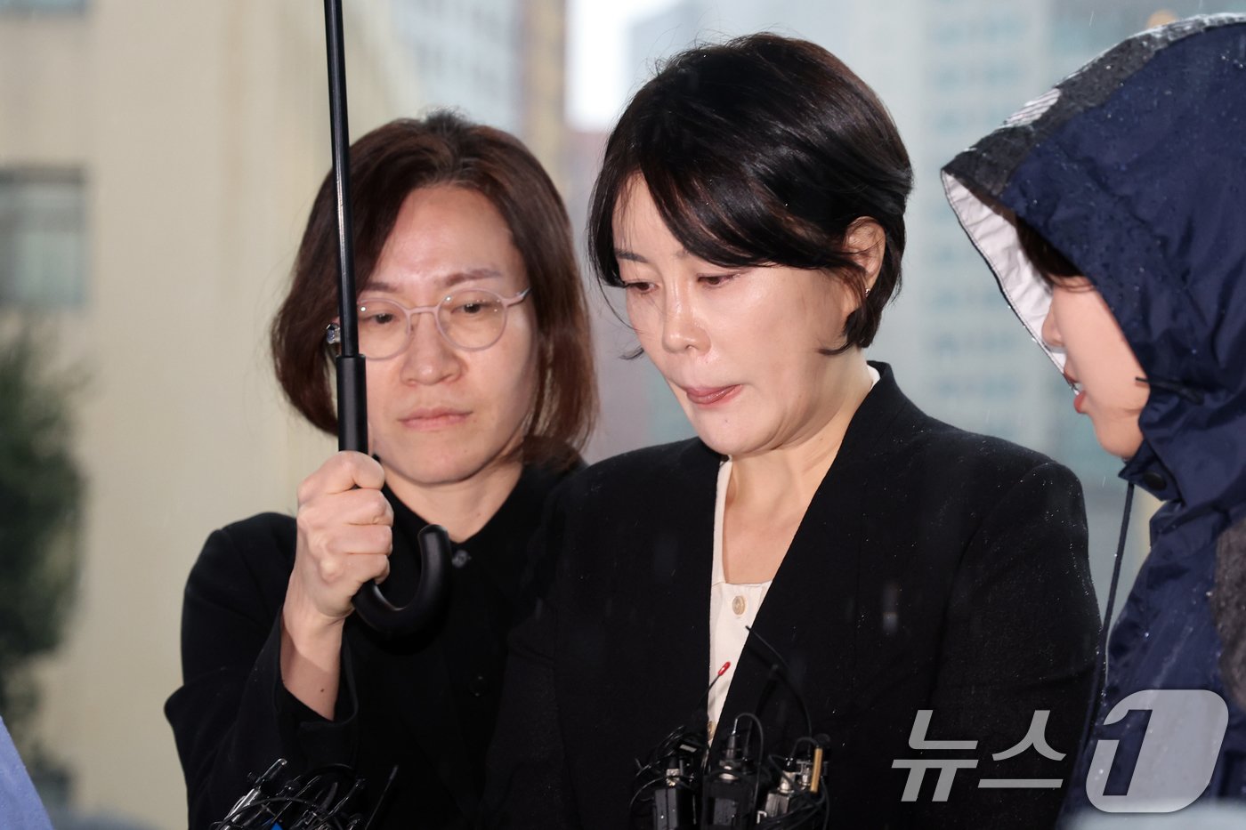 본문 이미지 - &#39;음주운전 혐의&#39;를 받는 문재인 전 대통령의 딸 문다혜 씨가 18일 오후 서울 용산구 용산경찰서에 피의자 신분으로 출석하며 취재진 질문을 받고 있다. 2024.10.18/뉴스1 ⓒ News1 황기선 기자