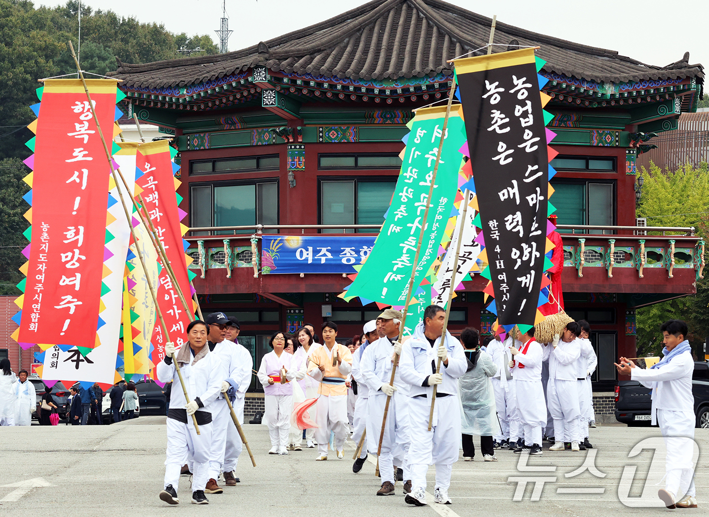 (서울=뉴스1) = 18일 오전 경기 여주시 신륵사 관광지 일대에서 열린 ‘2024여주오곡나루축제’ 개막행사로 쌍용거 줄다리기가 펼쳐지고 있다.여주의 다양한 농·특산물을 옛 나루터 …