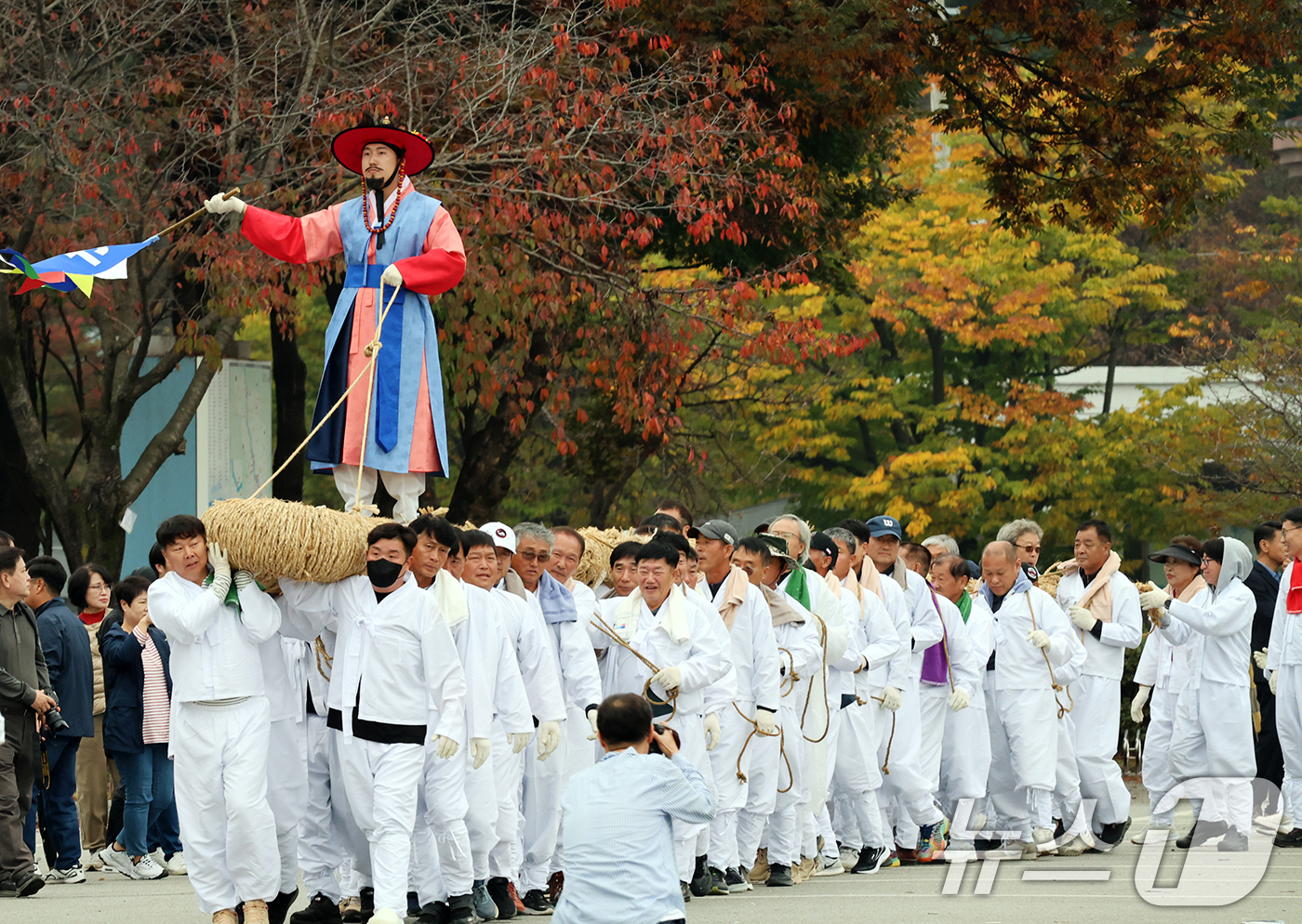 (서울=뉴스1) = 18일 오전 경기 여주시 신륵사 관광지 일대에서 열린 ‘2024여주오곡나루축제’ 개막행사로 쌍용거 줄다리기가 펼쳐지고 있다.여주의 다양한 농·특산물을 옛 나루터 …