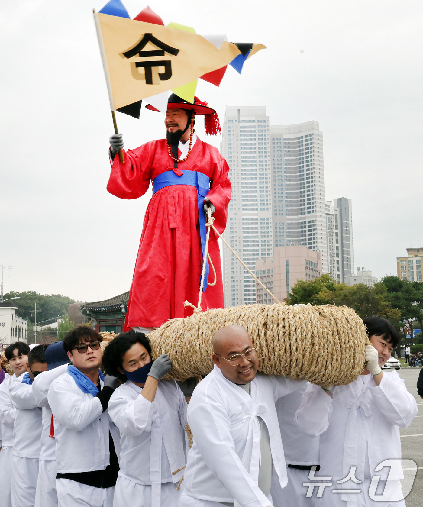 (서울=뉴스1) = 18일 오전 경기 여주시 신륵사 관광지 일대에서 열린 ‘2024여주오곡나루축제’ 개막행사로 쌍용거 줄다리기가 펼쳐지고 있다.여주의 다양한 농·특산물을 옛 나루터 …