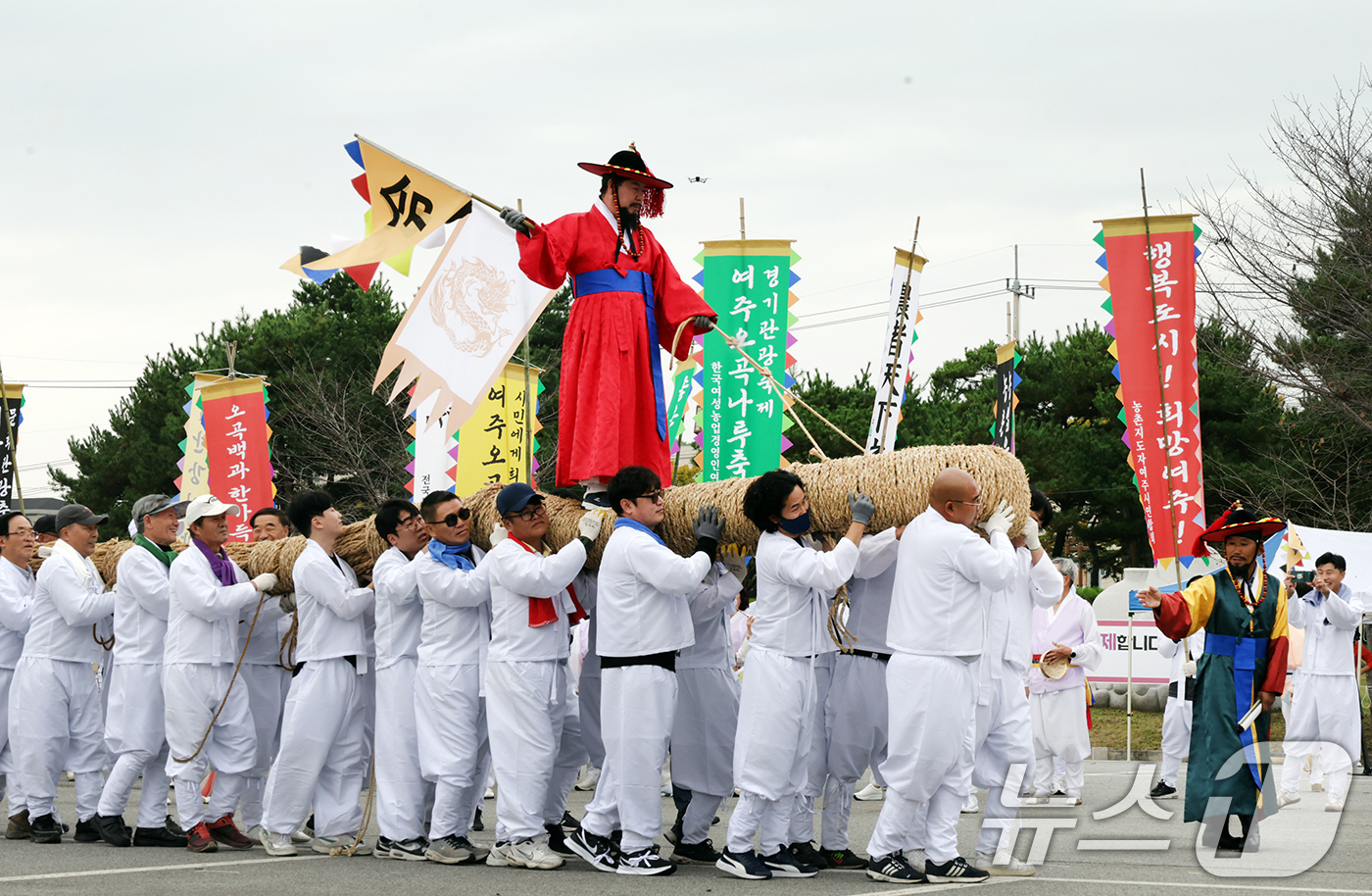 (서울=뉴스1) = 18일 오전 경기 여주시 신륵사 관광지 일대에서 열린 ‘2024여주오곡나루축제’ 개막행사로 쌍용거 줄다리기가 펼쳐지고 있다.여주의 다양한 농·특산물을 옛 나루터 …