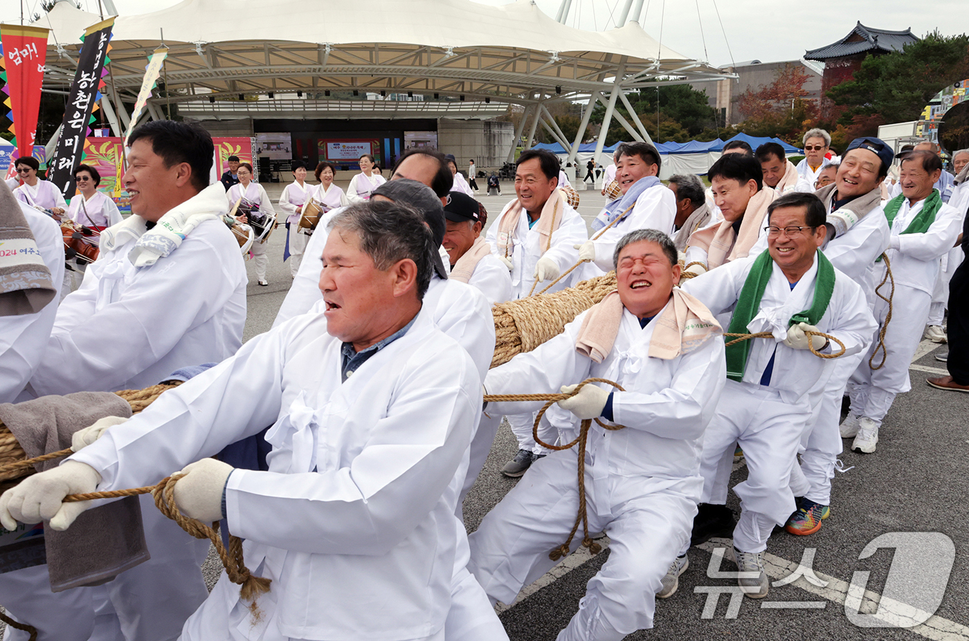 (서울=뉴스1) = 18일 오전 경기 여주시 신륵사 관광지 일대에서 열린 ‘2024여주오곡나루축제’ 개막행사로 쌍용거 줄다리기가 펼쳐지고 있다.여주의 다양한 농·특산물을 옛 나루터 …