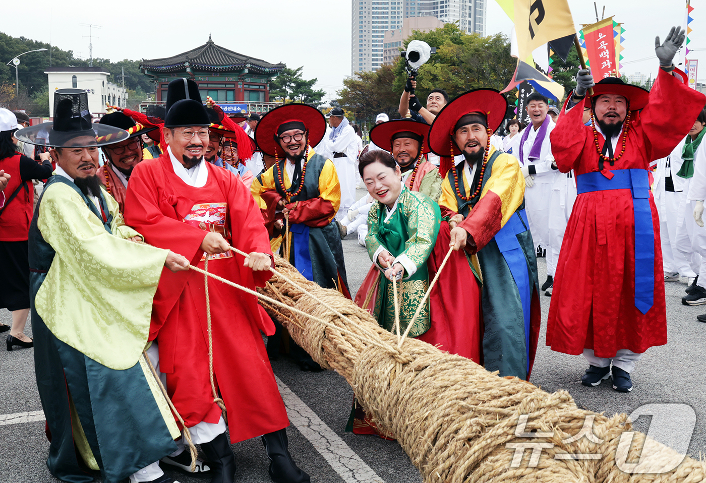 (서울=뉴스1) = 18일 오전 경기 여주시 신륵사 관광지 일대에서 열린 ‘2024여주오곡나루축제’ 개막행사로 쌍용거 줄다리기가 펼쳐지고 있다.여주의 다양한 농·특산물을 옛 나루터 …