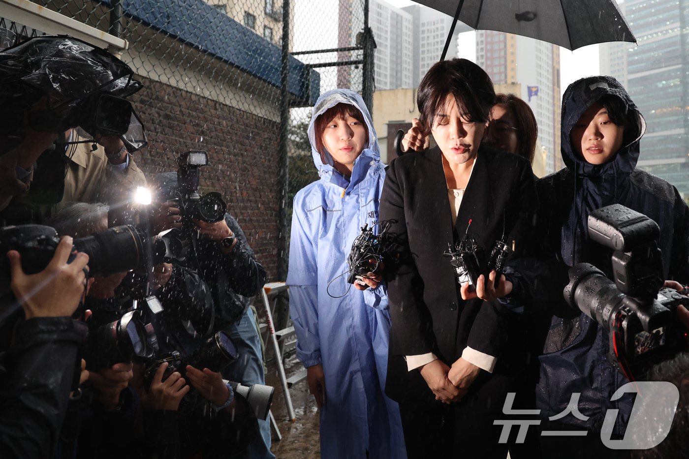 본문 이미지 - &#39;음주운전 혐의&#39;를 받는 문재인 전 대통령의 딸 문다혜 씨가 18일 오후 서울 용산구 용산경찰서에 피의자 신분으로 출석하며 취재진 질문에 답하고 있다. 2024.10.18/뉴스1 ⓒ News1 황기선 기자