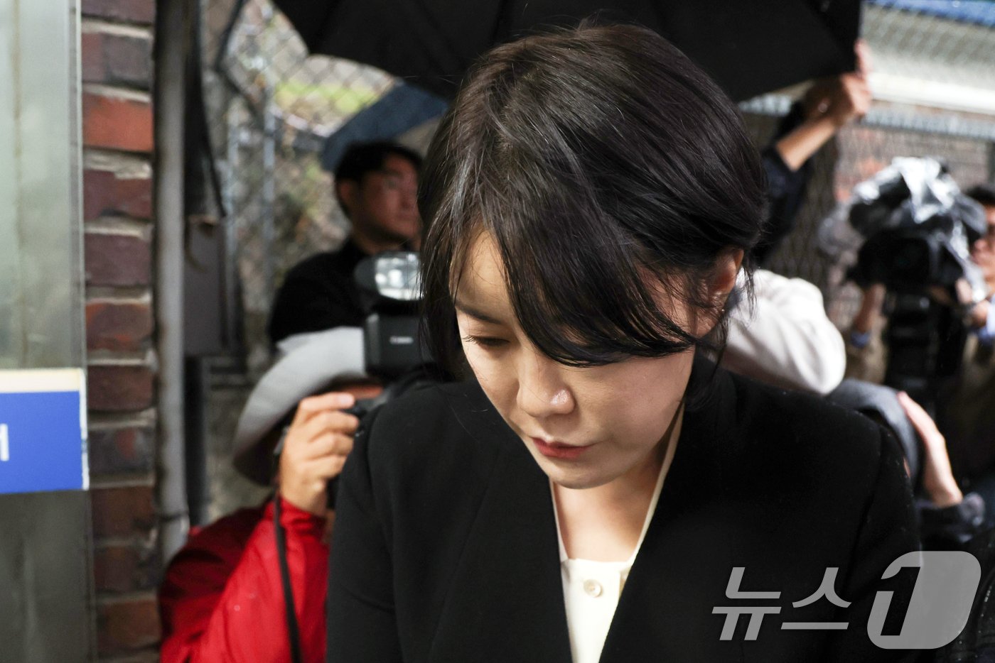 본문 이미지 - &#39;음주운전 혐의&#39;를 받는 문재인 전 대통령의 딸 문다혜 씨가 18일 오후 서울 용산구 용산경찰서에 피의자 신분으로 출석하고 있다. 2024.10.18/뉴스1 ⓒ News1 황기선 기자