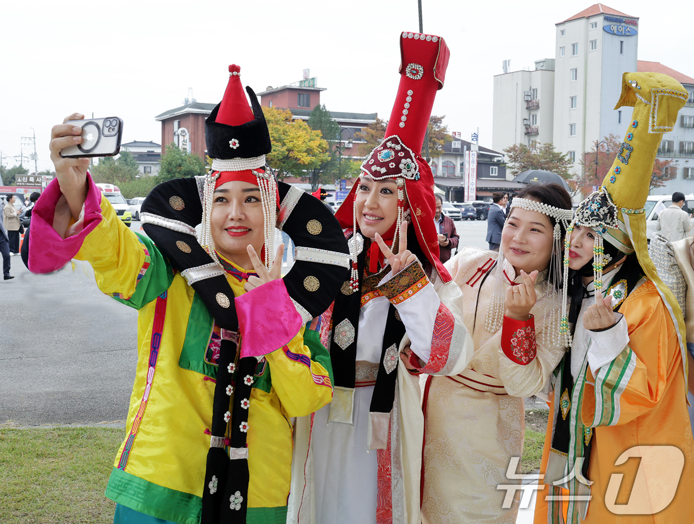 (서울=뉴스1) = 18일 오전 경기 여주시 신륵사 관광지 일대에서 열린 ‘2024여주오곡나루축제’ 개막행사에 참가한 외국인 참가자들이 기념사진을 촬영하고 있다.여주의 다양한 농· …