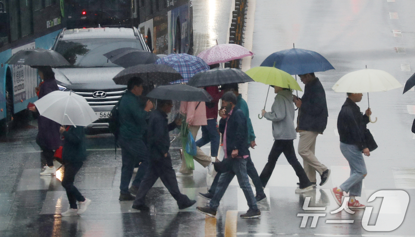 (수원=뉴스1) 김영운 기자 = 가을비가 내린 18일 경기 수원시 팔달구 수원역 인근에서 시민들이 우산을 쓰고 걷고 있다. 2024.10.18/뉴스1