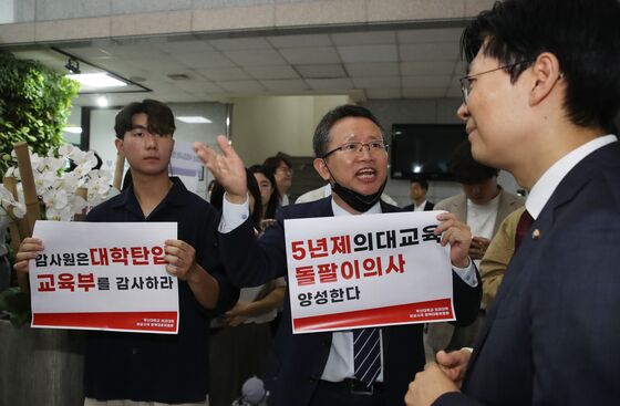 의사들, 정시 모집 앞두고 법원에 "입시계획 효력정지 신속 결정" 요청