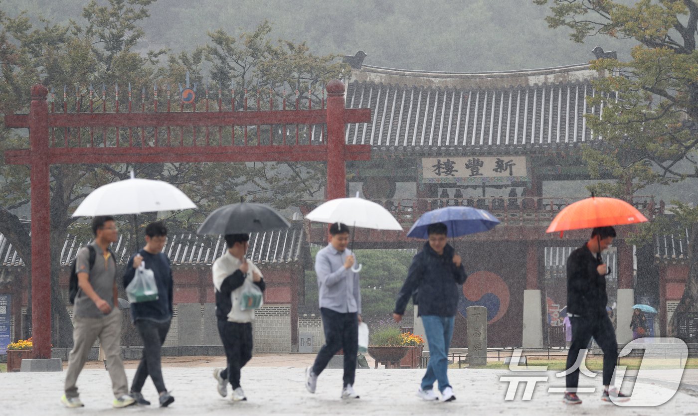 본문 이미지 - 가을비가 내린 18일 경기 수원시 팔달구 화성행궁 광장에서 시민들이 우산을 쓰고 걷고 있다. 2024.10.18/뉴스1 ⓒ News1 김영운 기자