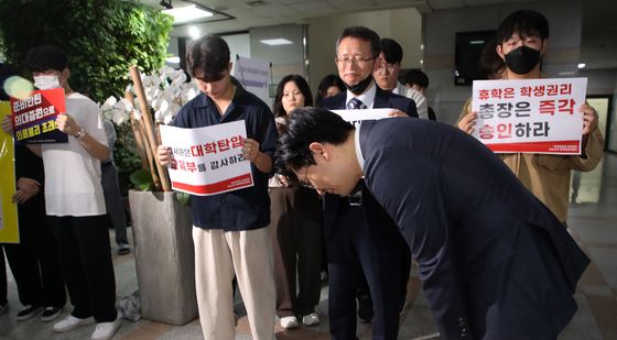 허리숙여 인사하는 조정훈 국회 교욱위 감사반장