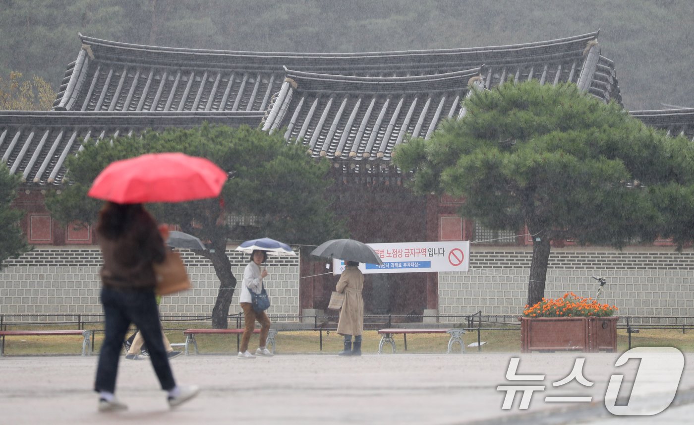 본문 이미지 - 가을비가 내린 18일 경기 수원시 팔달구 화성행궁 광장에서 시민들이 우산을 쓰고 걷고 있다. 2024.10.18/뉴스1 ⓒ News1 김영운 기자