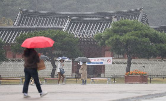 '불금' 우산 날아가는 비바람…해안가 침수 가능성 [퇴근길날씨]