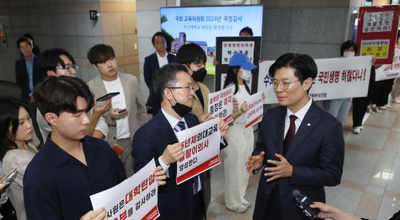 부산대 의대 비상시국 정책대응위와 대화하는 조정훈 감사반장