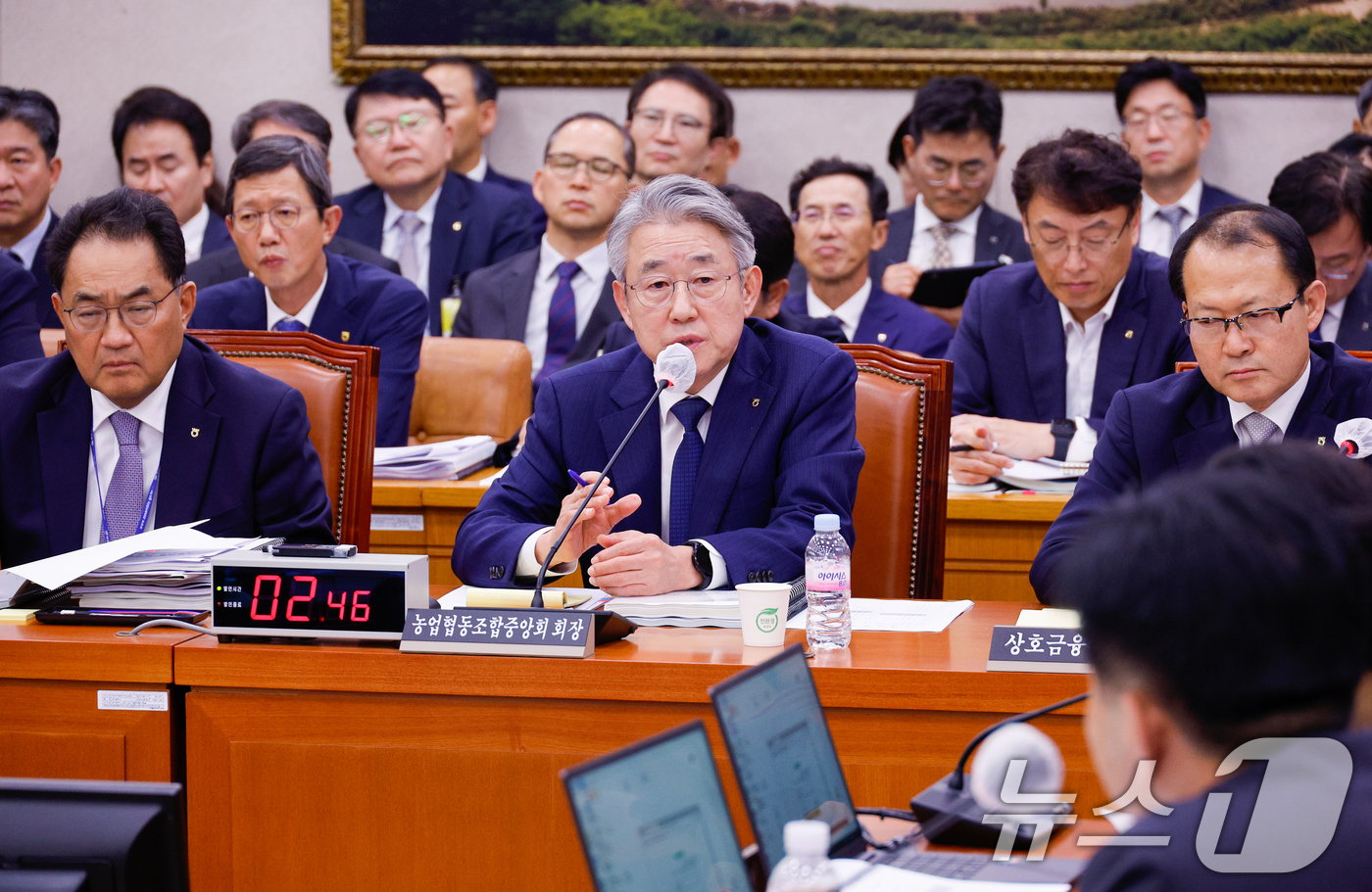 (서울=뉴스1) 안은나 기자 = 강호동 농협중앙회장이 18일 오후 서울 여의도 국회 농림축산식품해양수산위원회에서 열린 농업협동조합중앙회·농협경제지주·농협금융지주 국정감사에 출석해 …