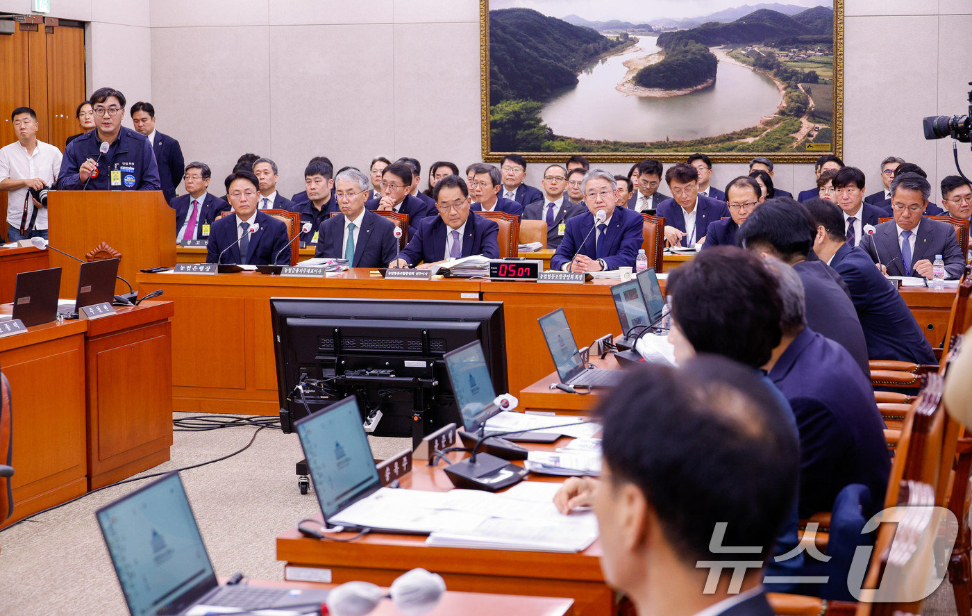 (서울=뉴스1) 안은나 기자 = 이동호 농협유통노조위원장이 18일 오후 서울 여의도 국회 농림축산식품해양수산위원회에서 열린 농업협동조합중앙회·농협경제지주·농협금융지주 국정감사에 출 …