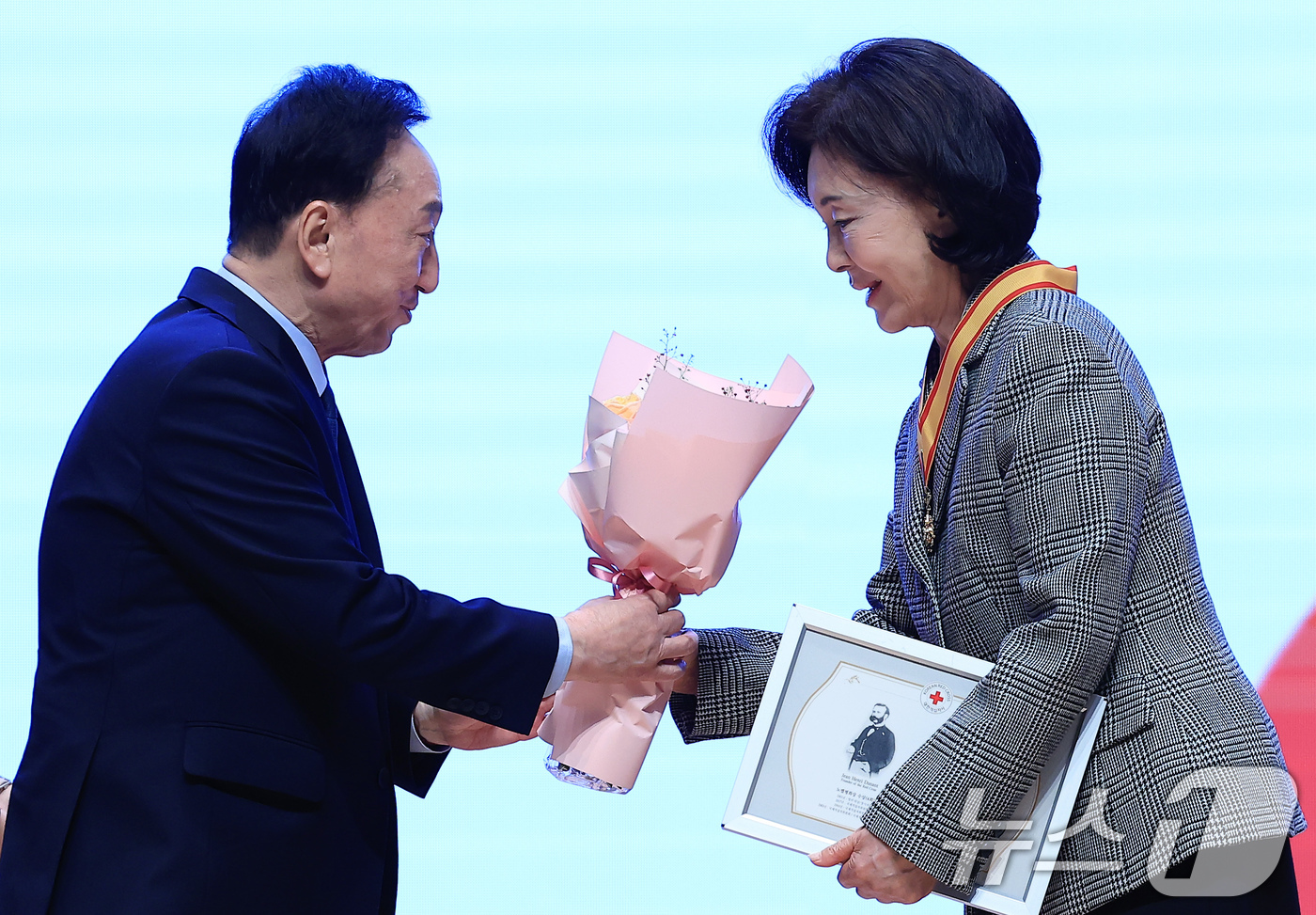 (서울=뉴스1) 박정호 기자 = 홍라희 전 삼성미술관 리움 관장이 18일 오후 서울 강남구 삼성동 코엑스 오디토리움에서 열린 대한적십자사 119주년 기념식에서 수십 년간 나눔과 선 …