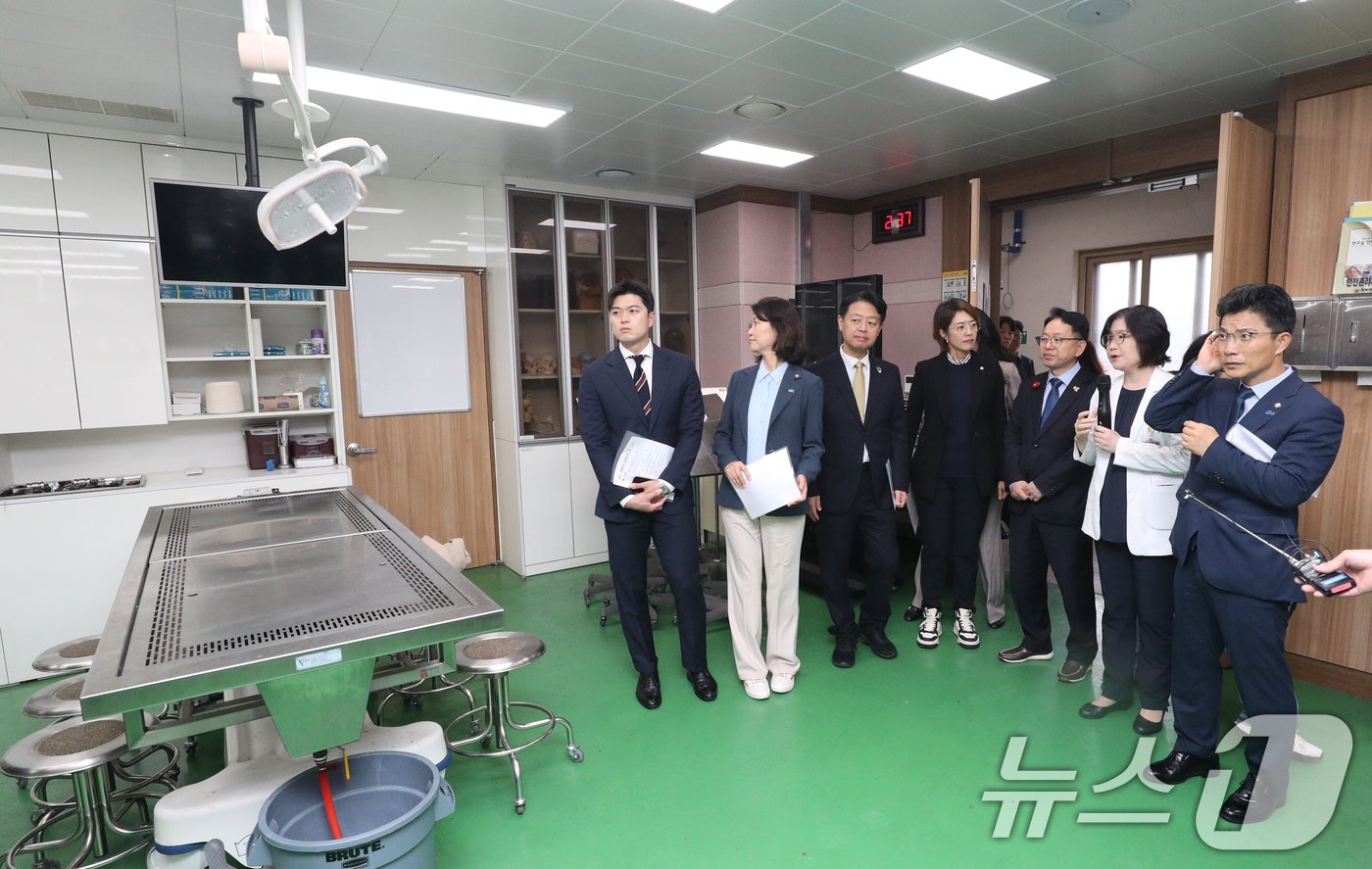 본문 이미지 - 국회 교육위원회 의원들이 18일 오전 충북대학교 개신문화관에서 열린 충북대와 충남대, 충북대병원, 충남대병원 국정감사에 앞서 충북대 의대 교육 현장을 점검하고 있다. 2024.10.18/뉴스1 ⓒ News1 김용빈 기자