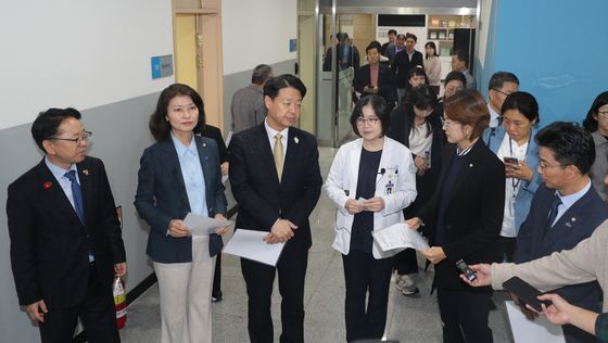 충북대의대 둘러본 의원들 "실습실 등 증원하기 열악한 시설"