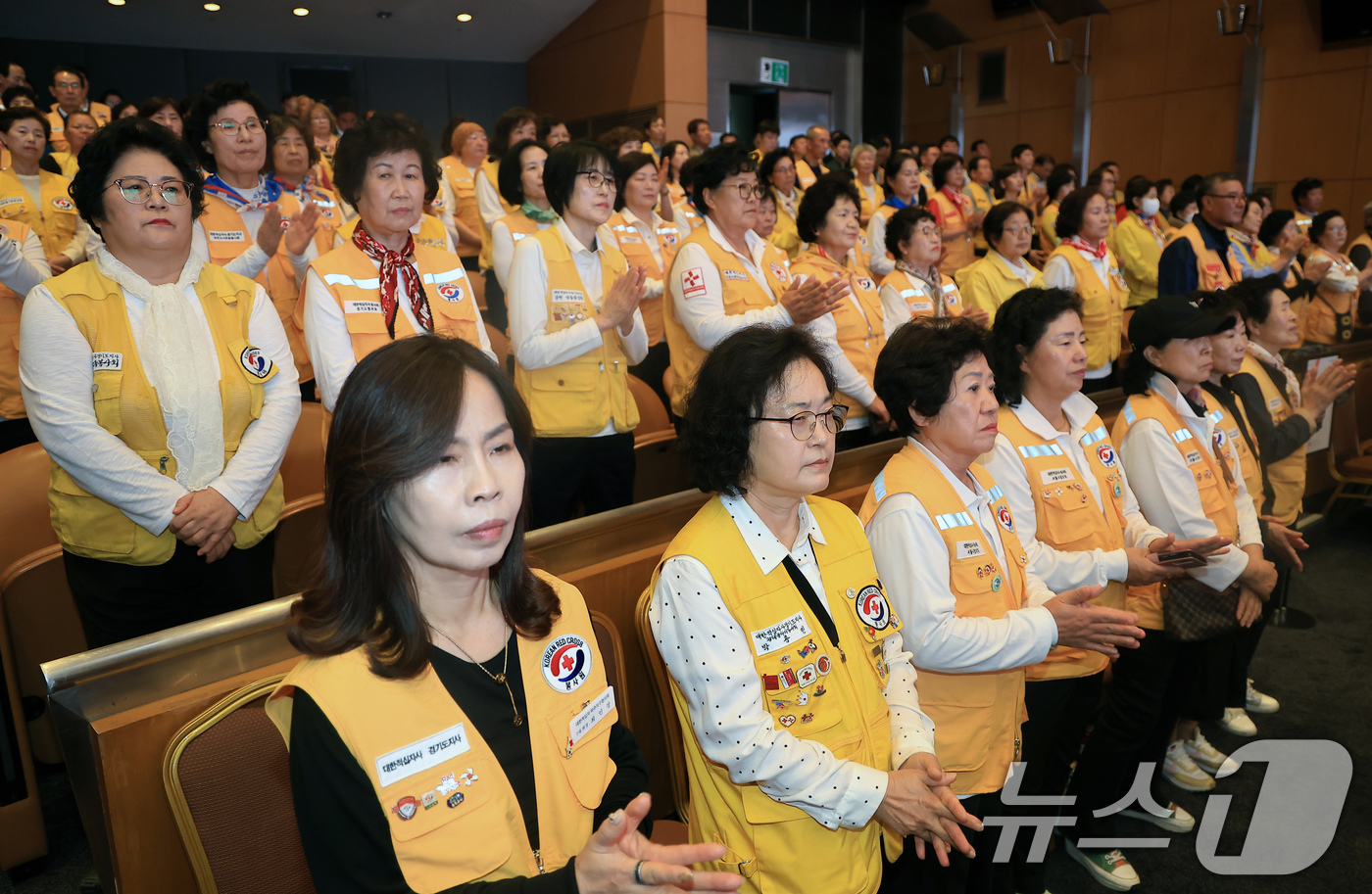 (서울=뉴스1) 박정호 기자 = 18일 오후 서울 강남구 삼성동 코엑스 오디토리움에서 열린 대한적십자사 119주년 기념식에서 적십자 봉사자들이 적십자운동 기본원칙 낭독에 박수를 보 …